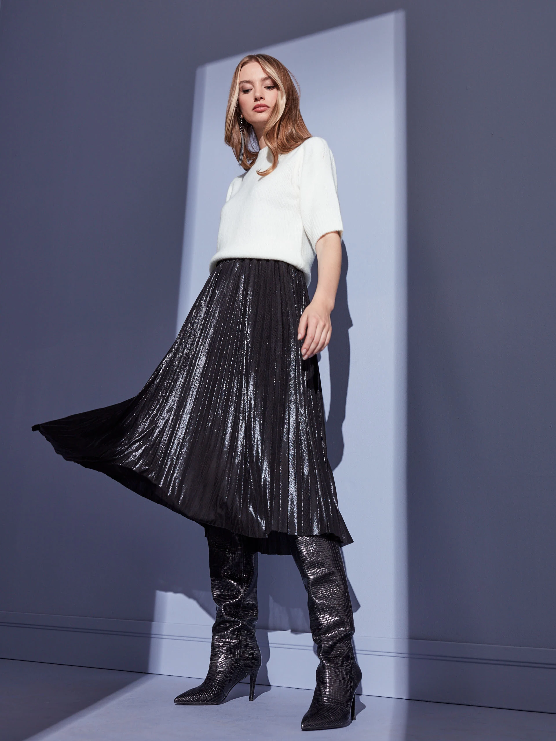 BLACK PLEATED SKIRT