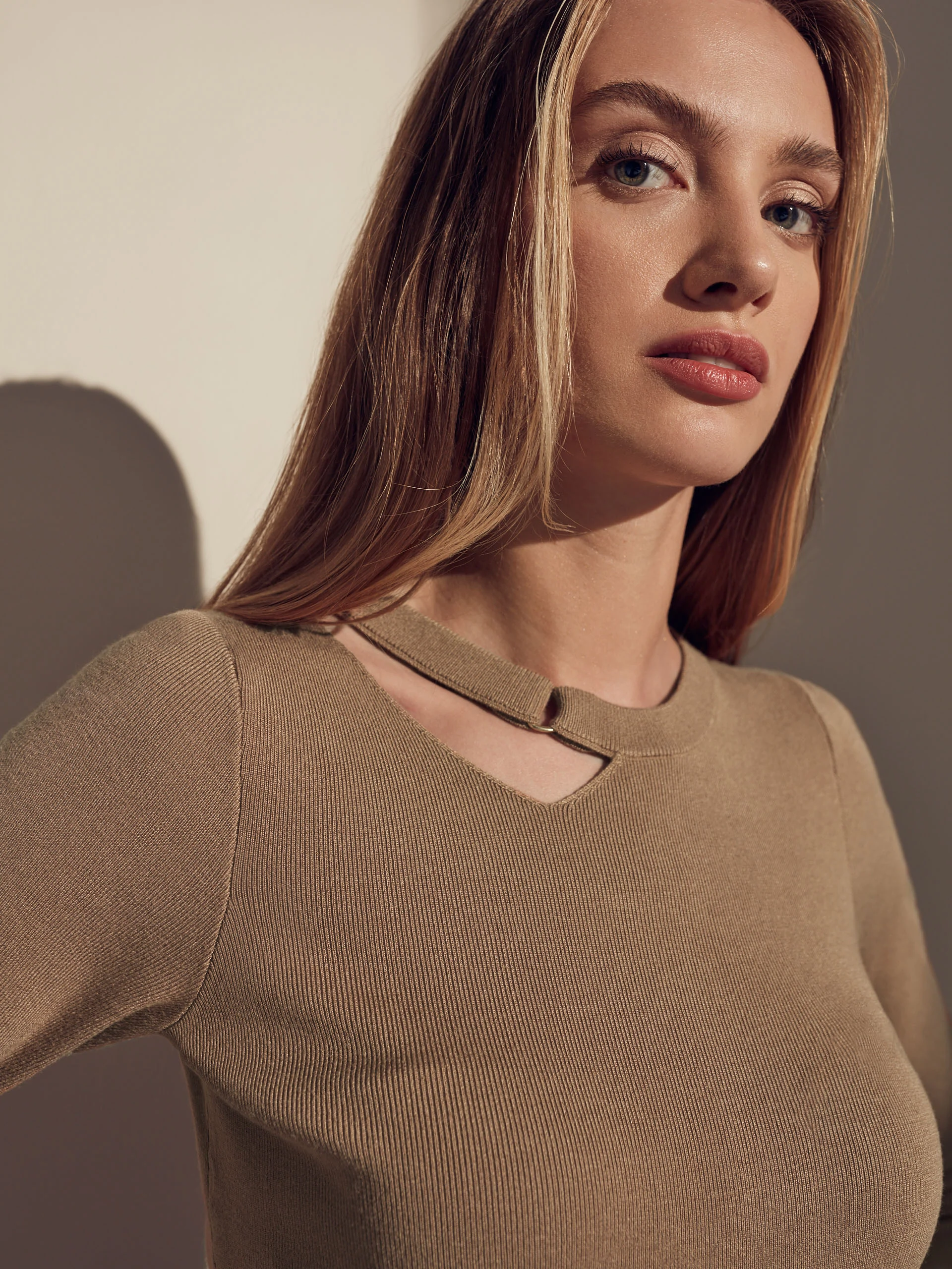 CAMEL FITTED SWEATER