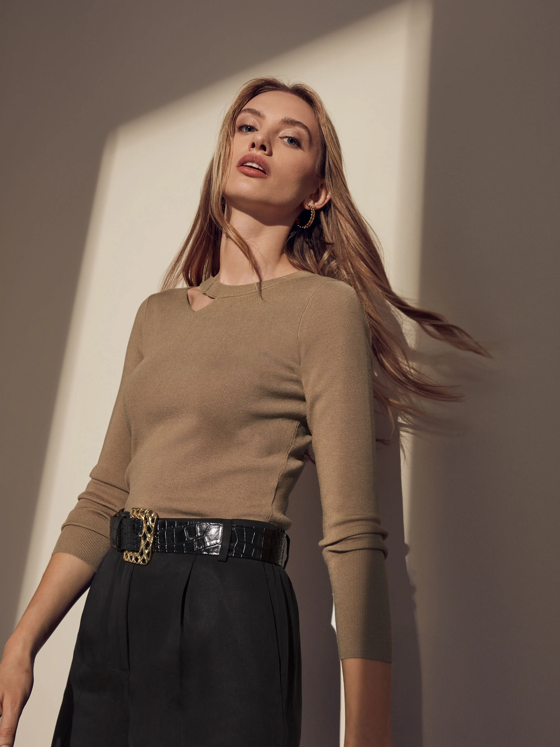 CAMEL FITTED SWEATER
