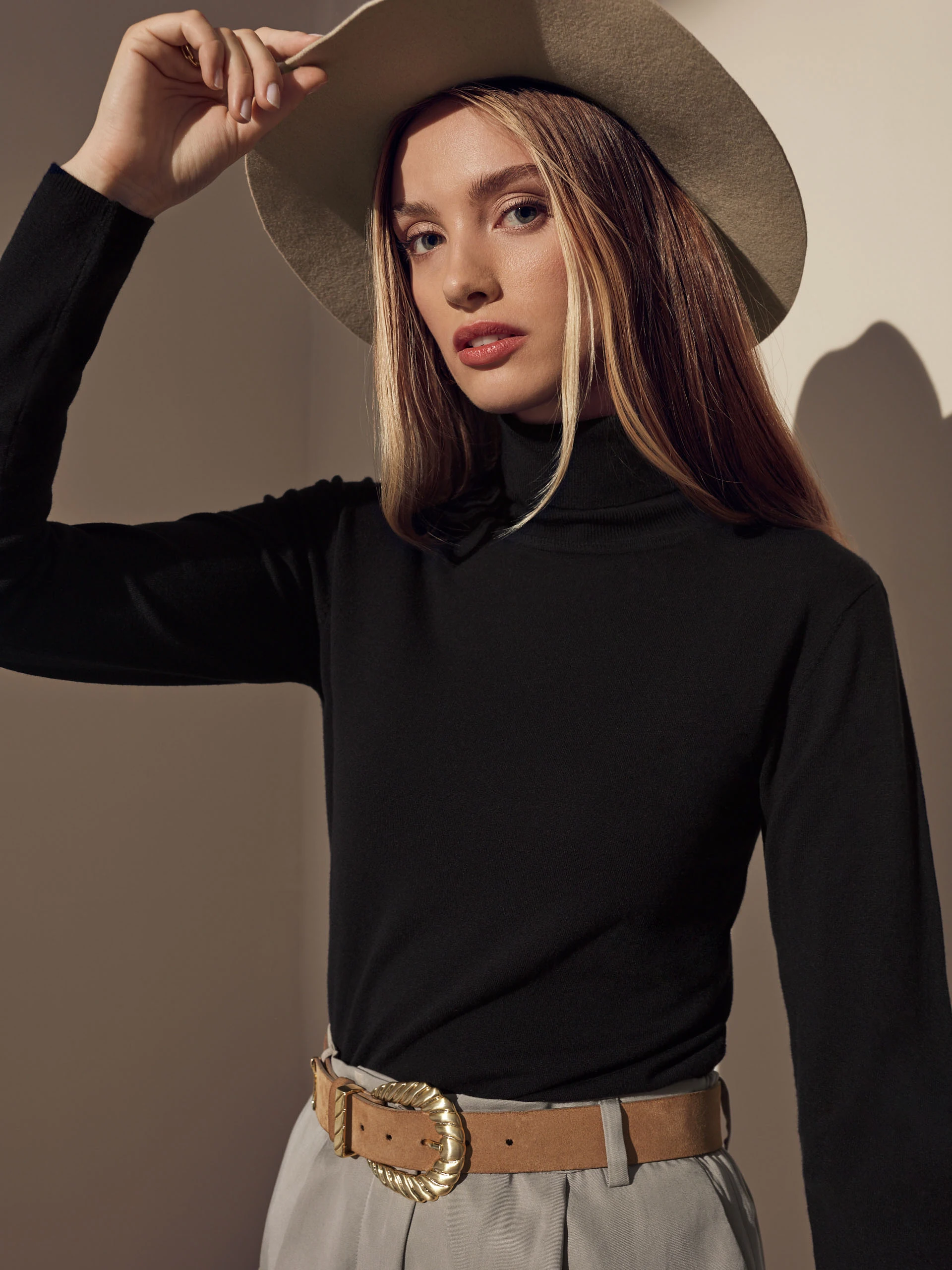 BLACK FITTED TURTLENECK