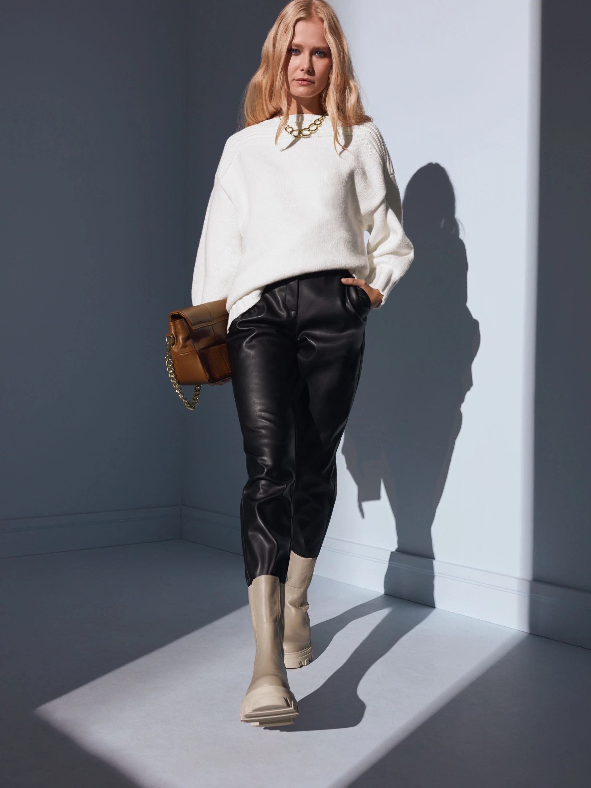 OVERSIZOWY SWETER W KOLORZE ECRU