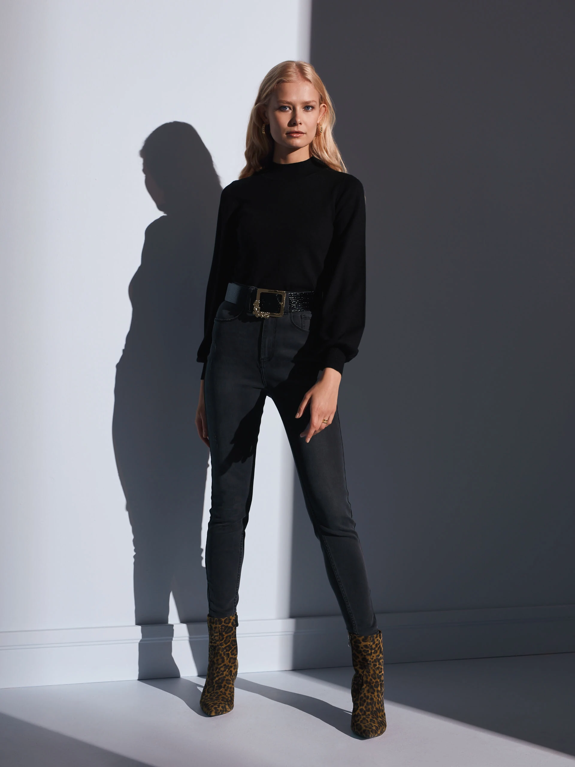 BLACK SWEATER WITH WIDE SLEEVES