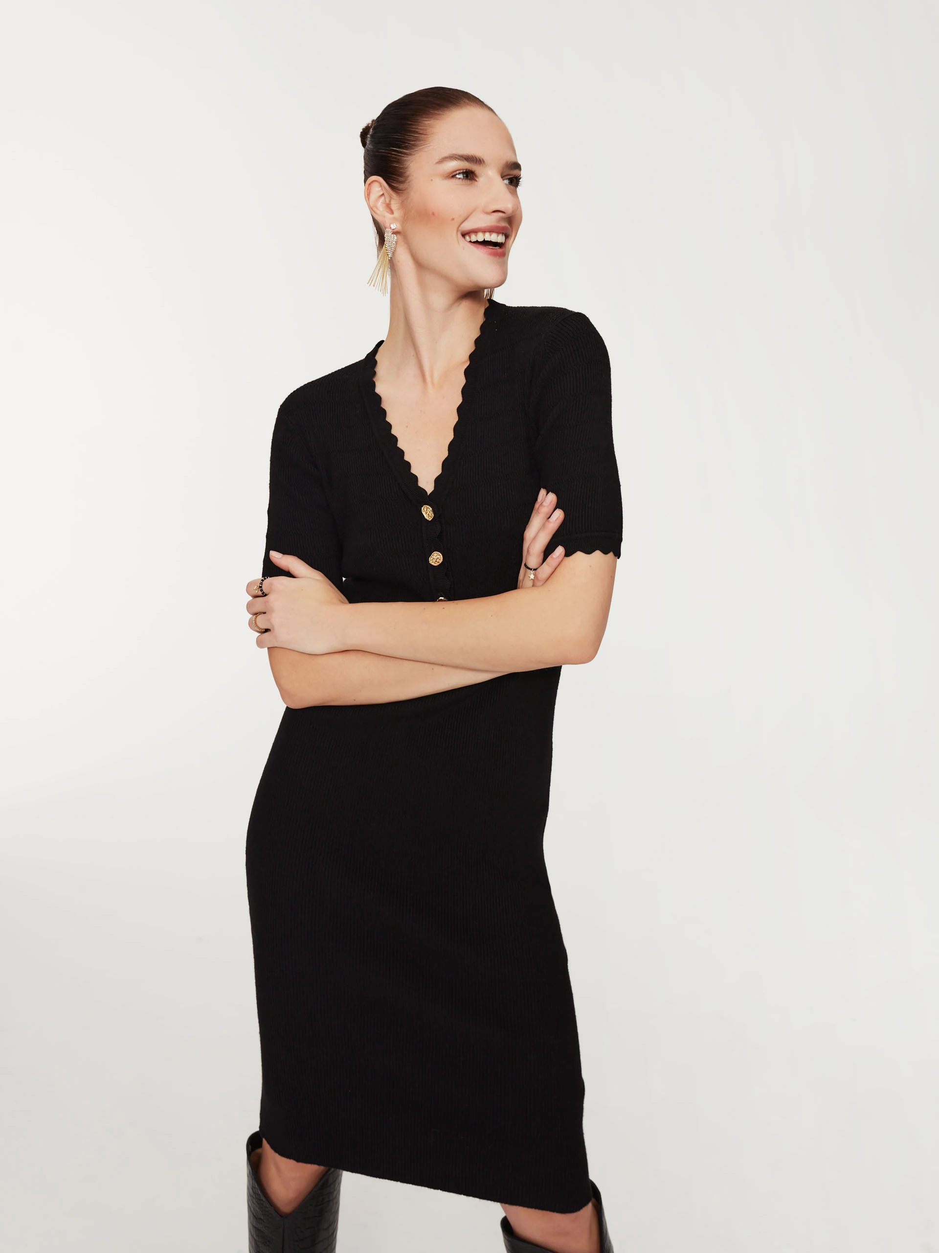 Ribbed black dress with short sleeves