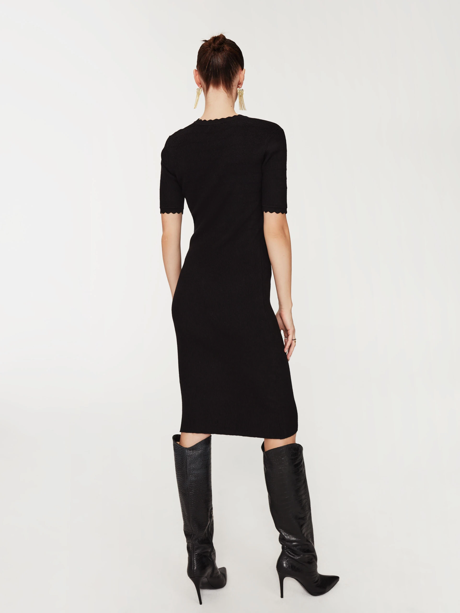 Ribbed black dress with short sleeves