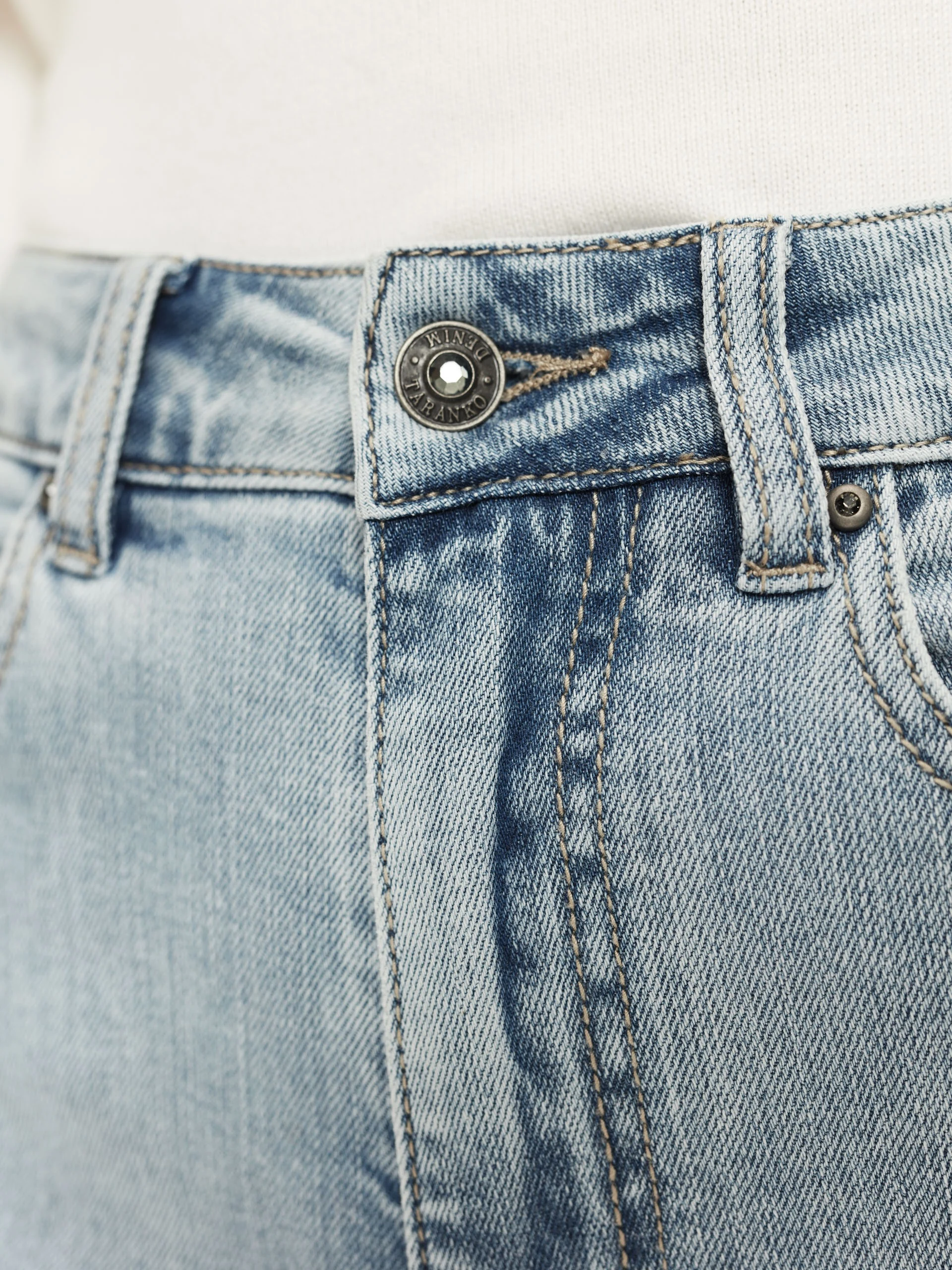 Fitted light jeans