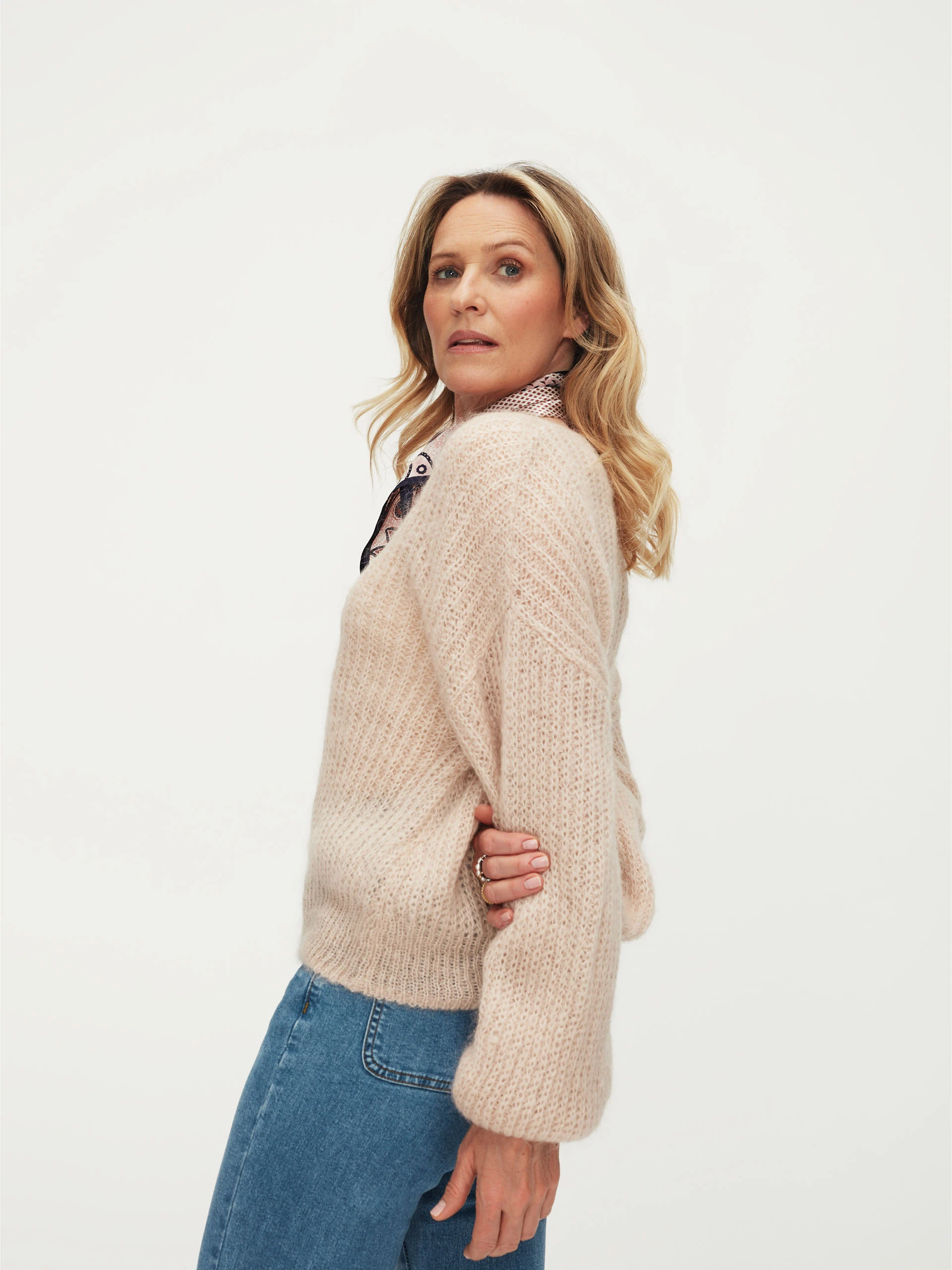 Beżowy sweter z bufiastymi rękawami