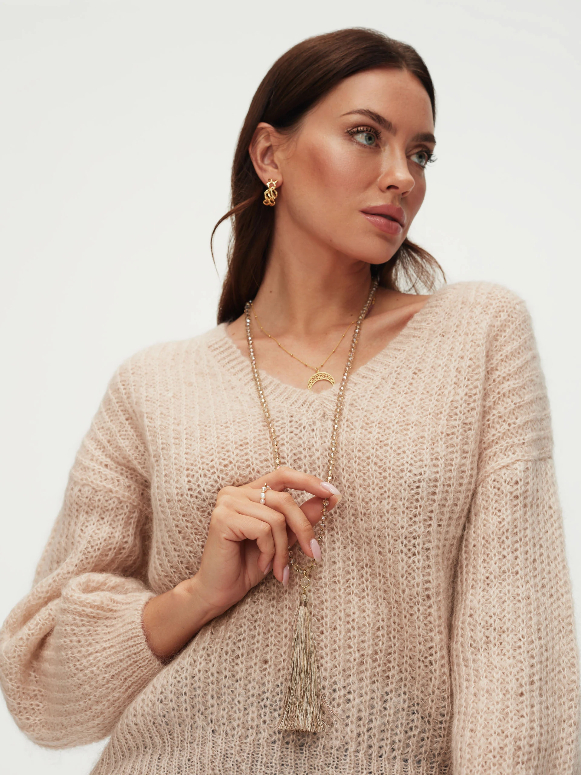 Beżowy sweter z bufiastymi rękawami