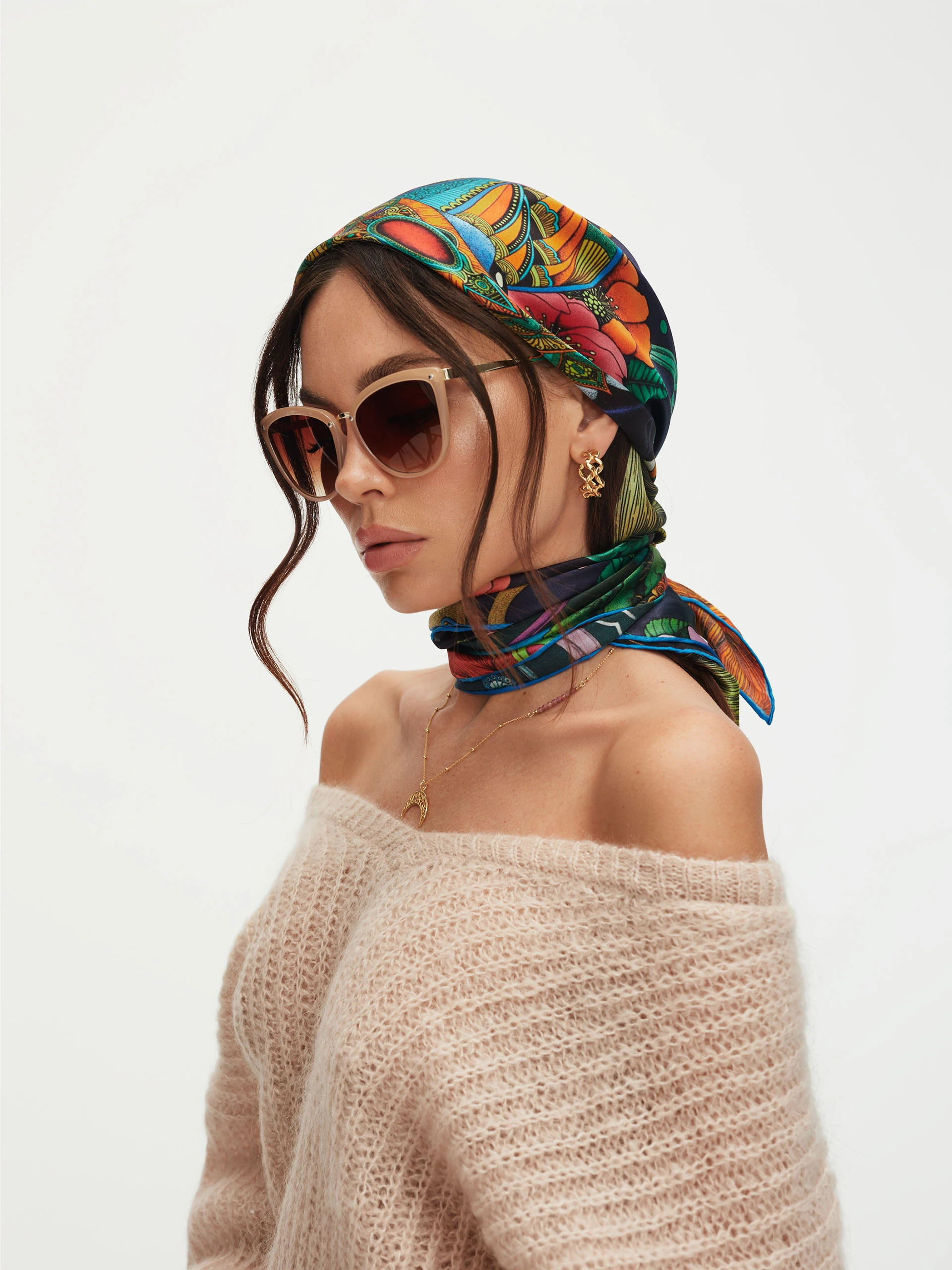 Beżowy sweter z bufiastymi rękawami