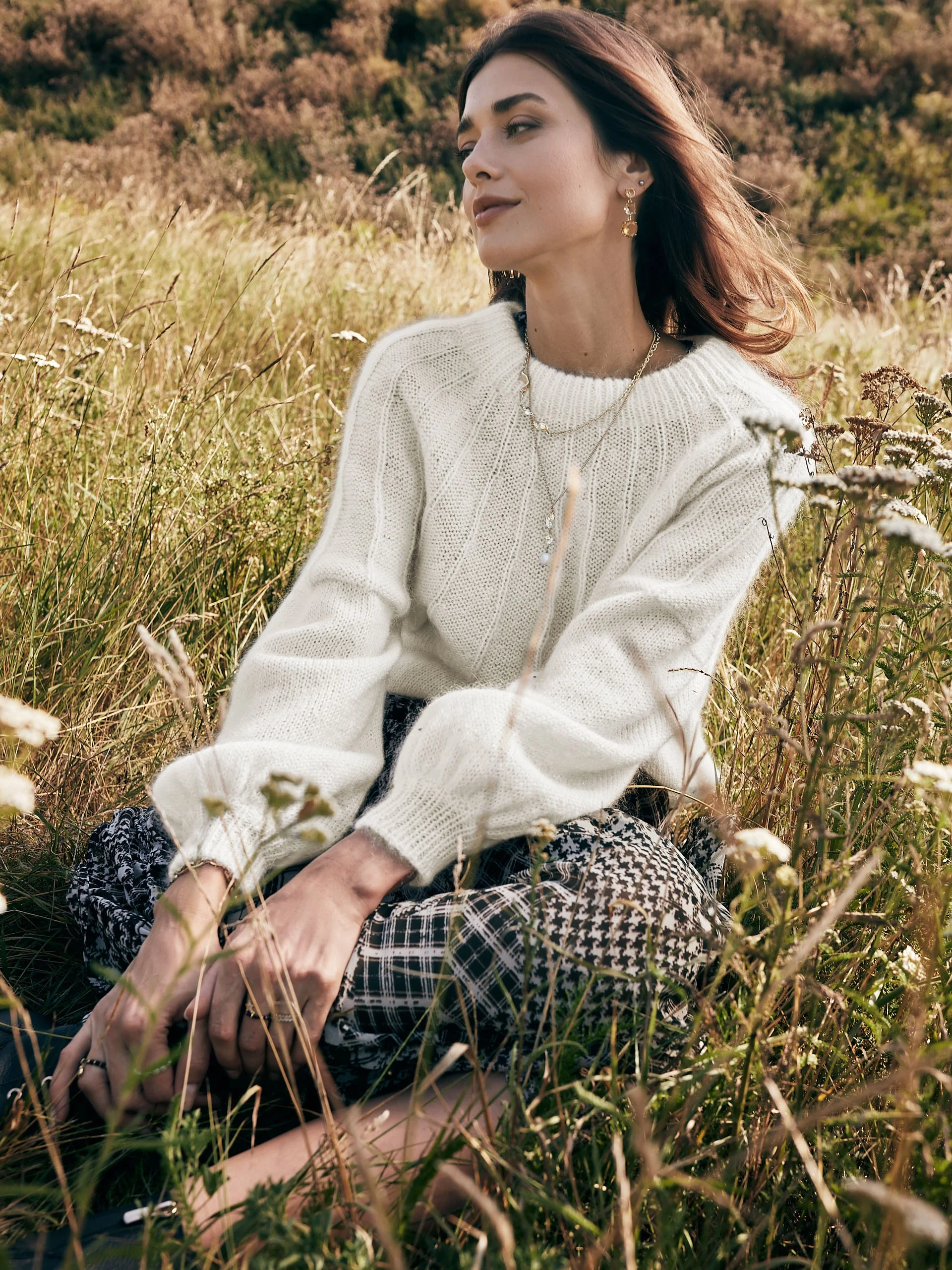Biały sweter oversize