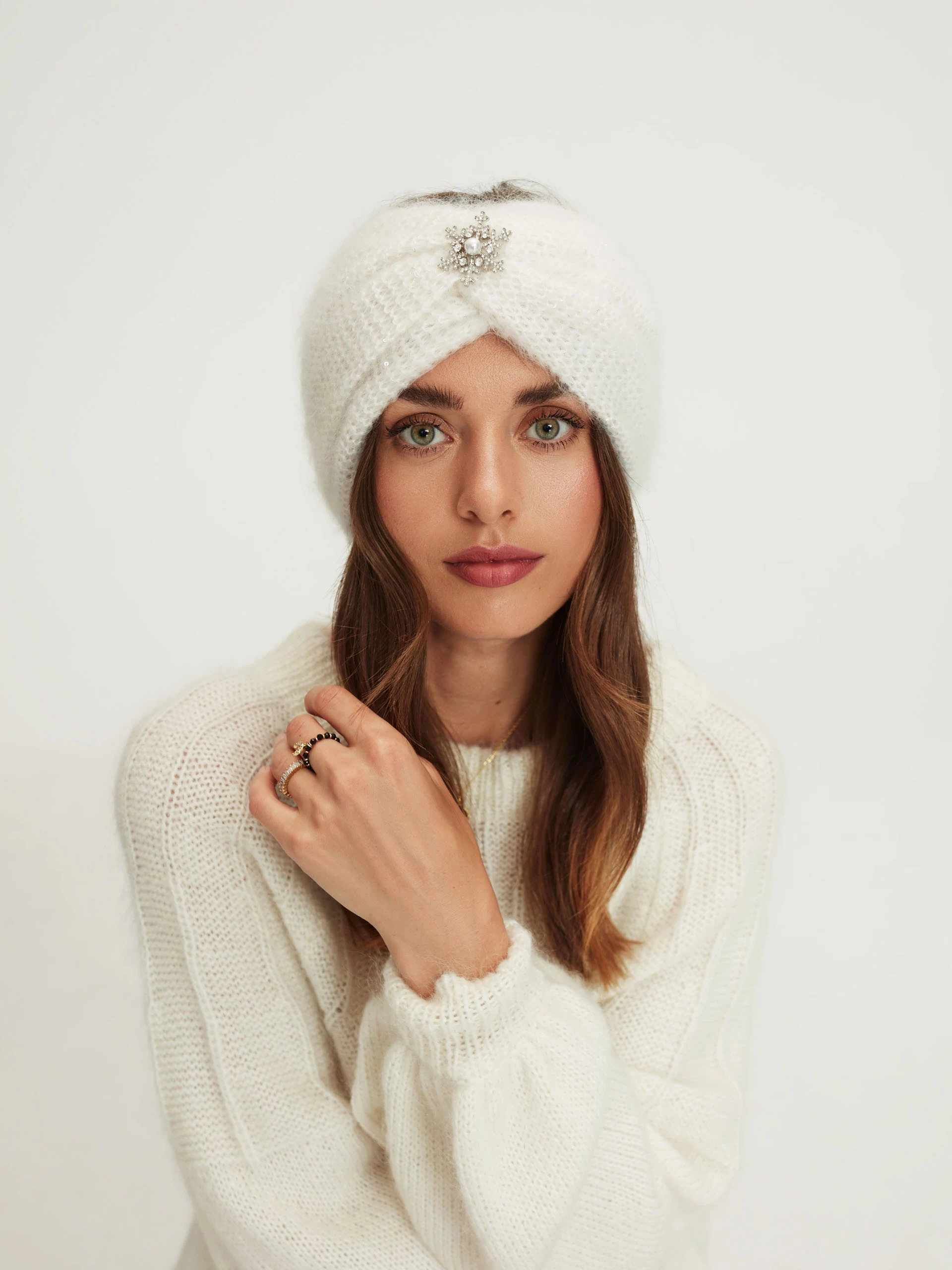 Biały sweter oversize