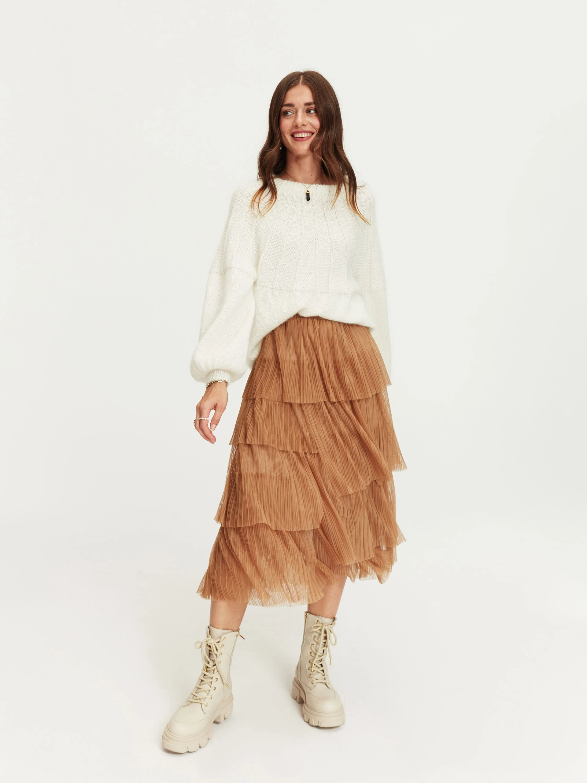 Biały sweter oversize