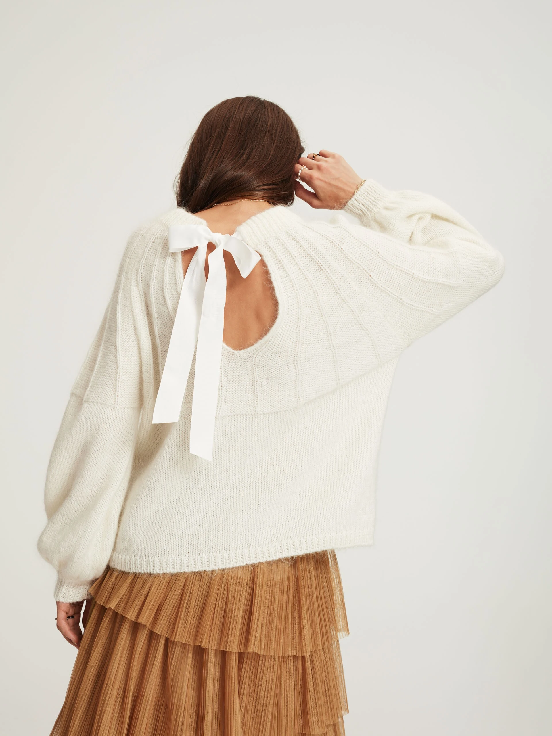 Biały sweter oversize