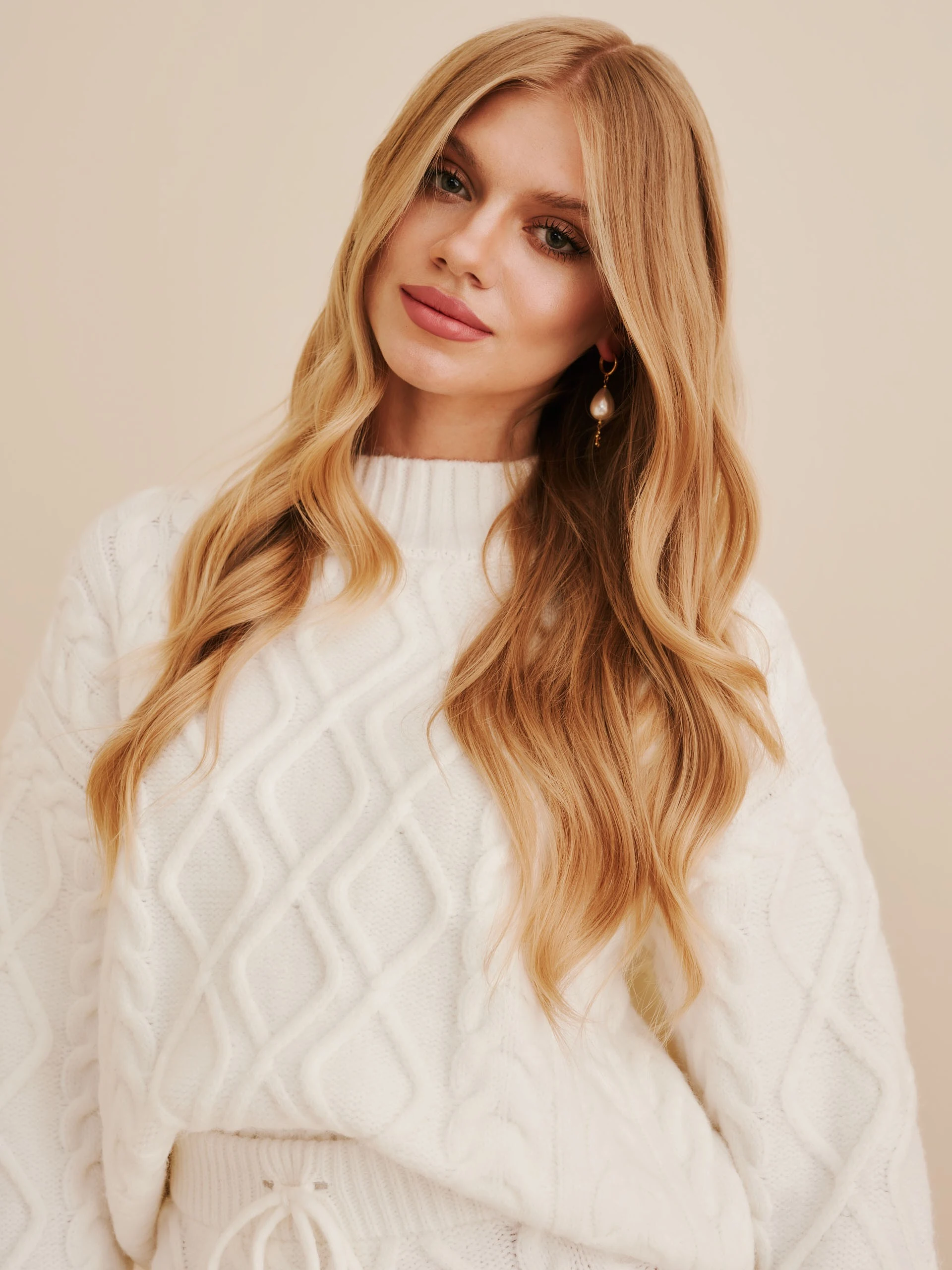 Śmietankowy sweter oversize