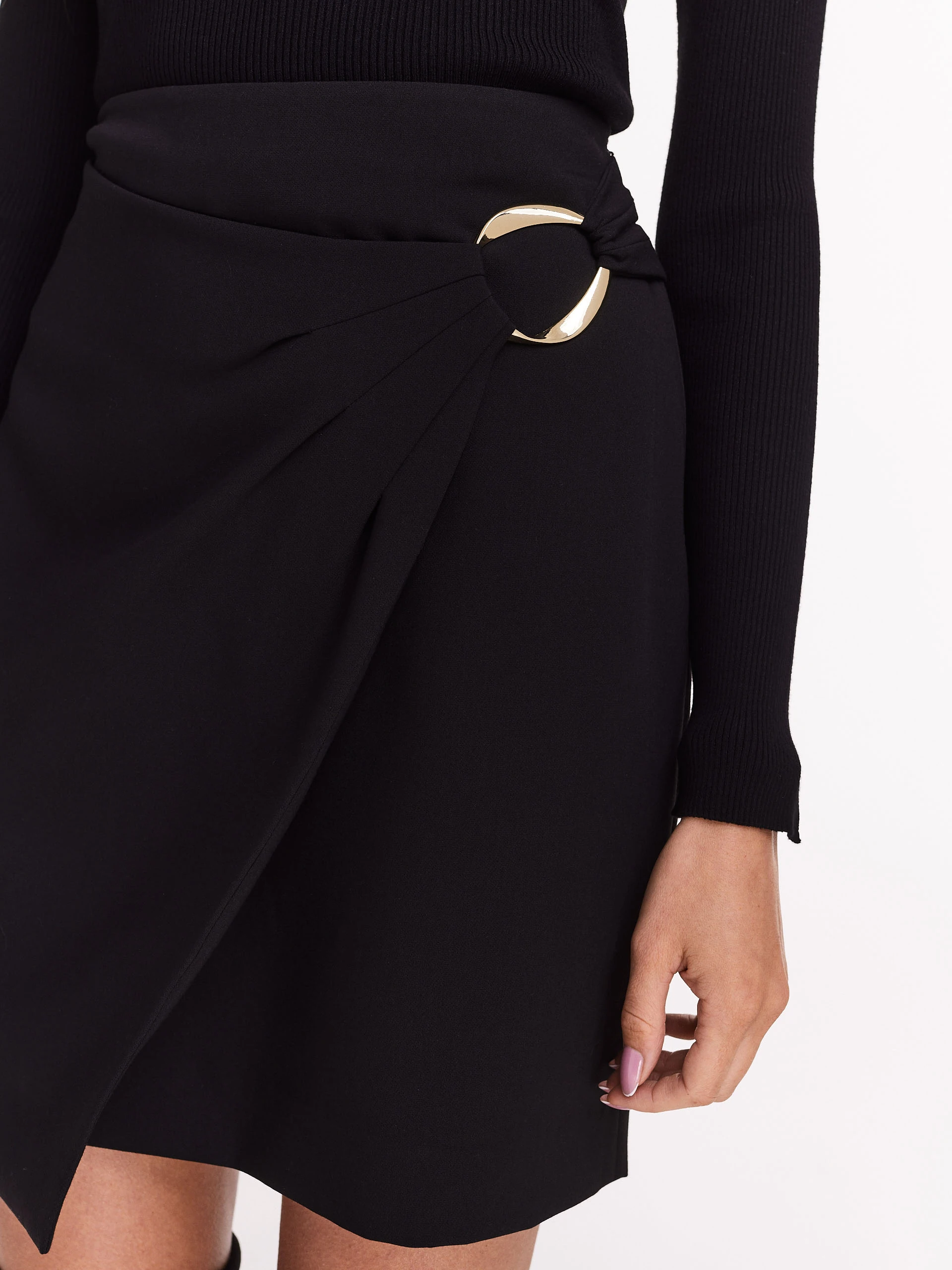 Fitted black skirt