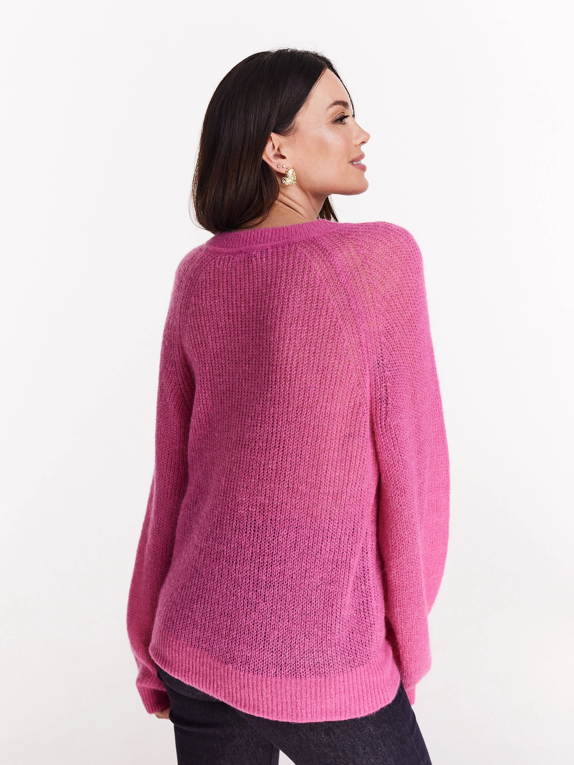 Różowy sweter oversize z dekoltem w serek