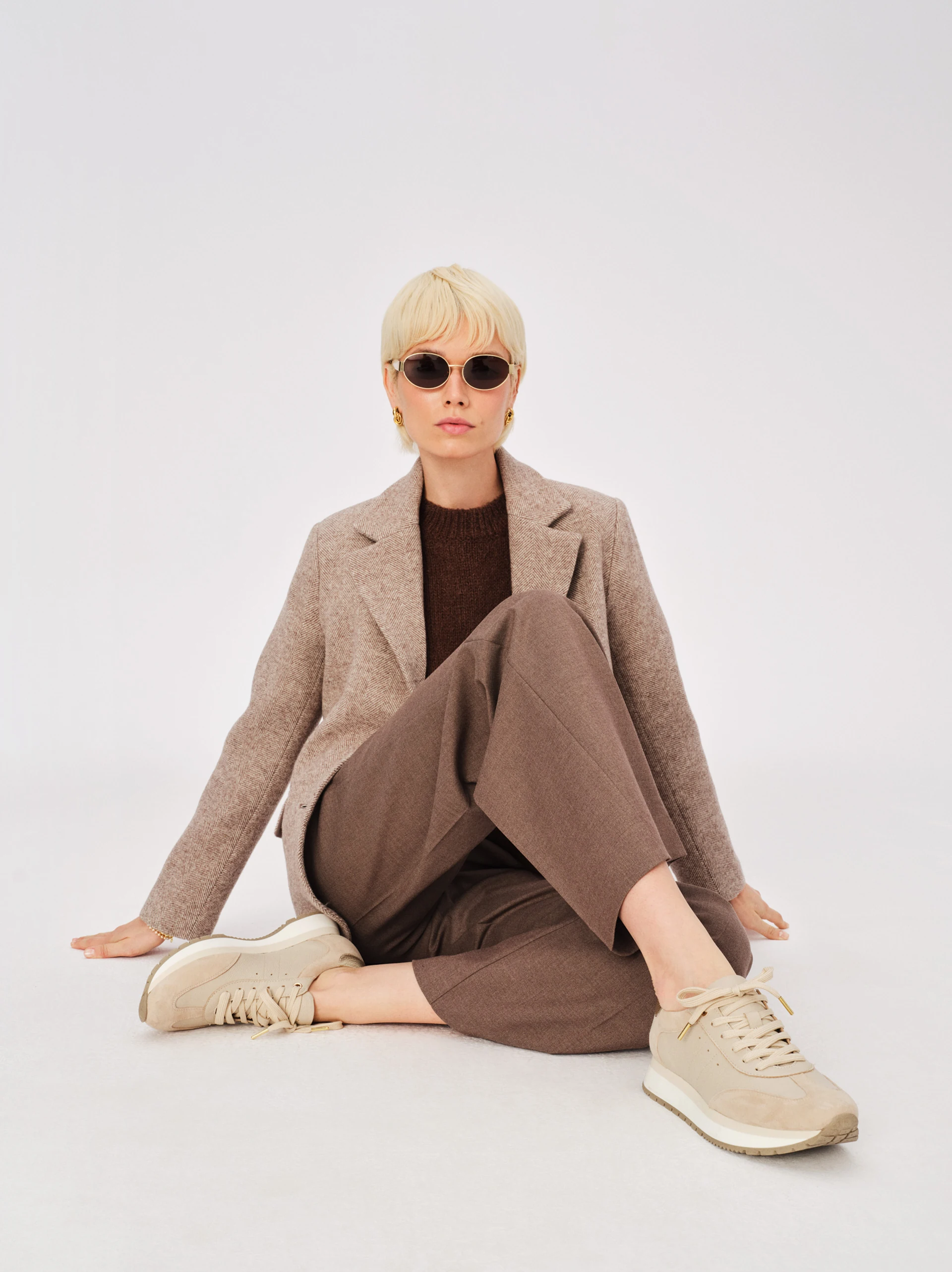 Elegant pants in a cool brown color