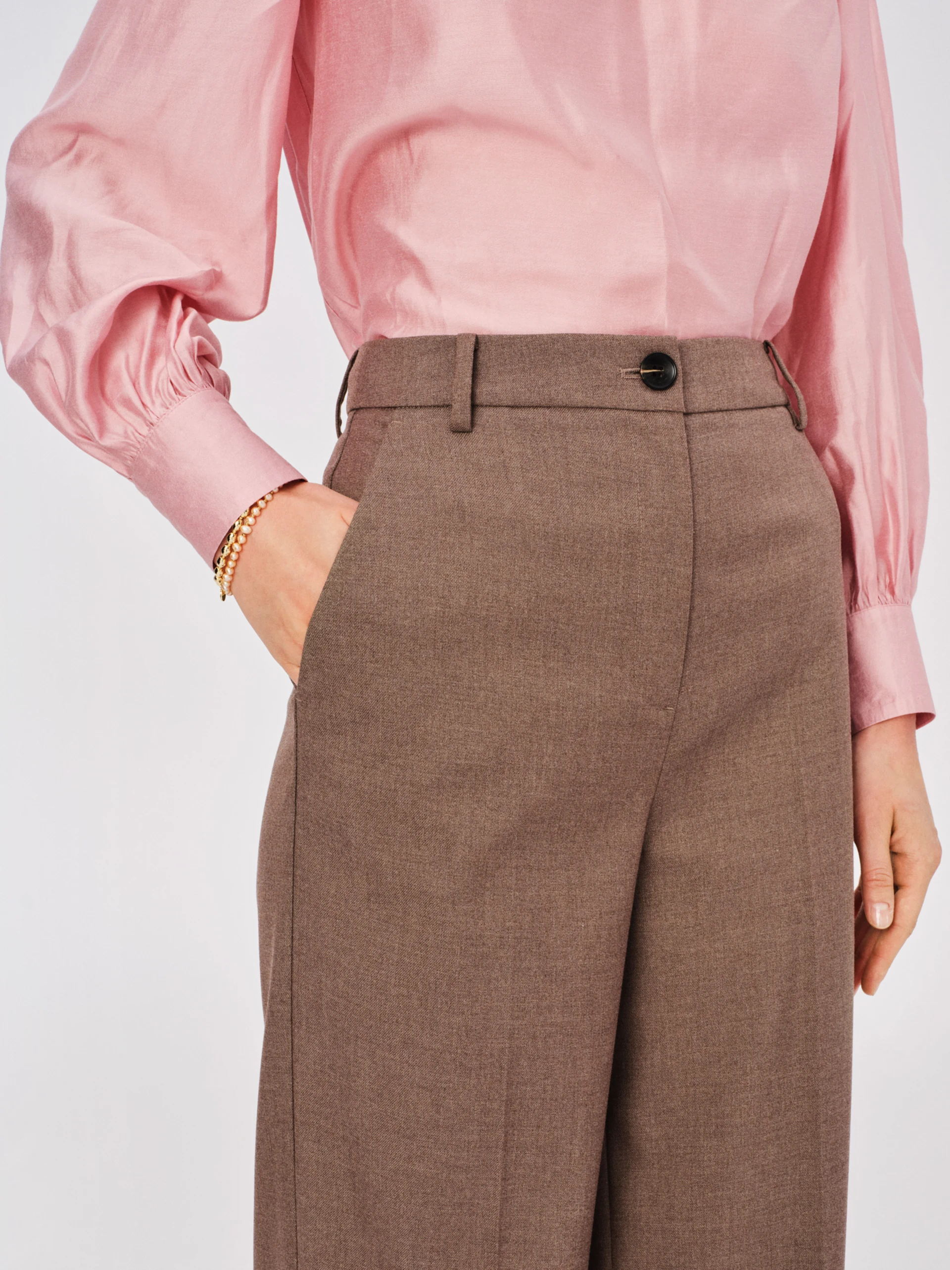 Elegant pants in a cool brown color