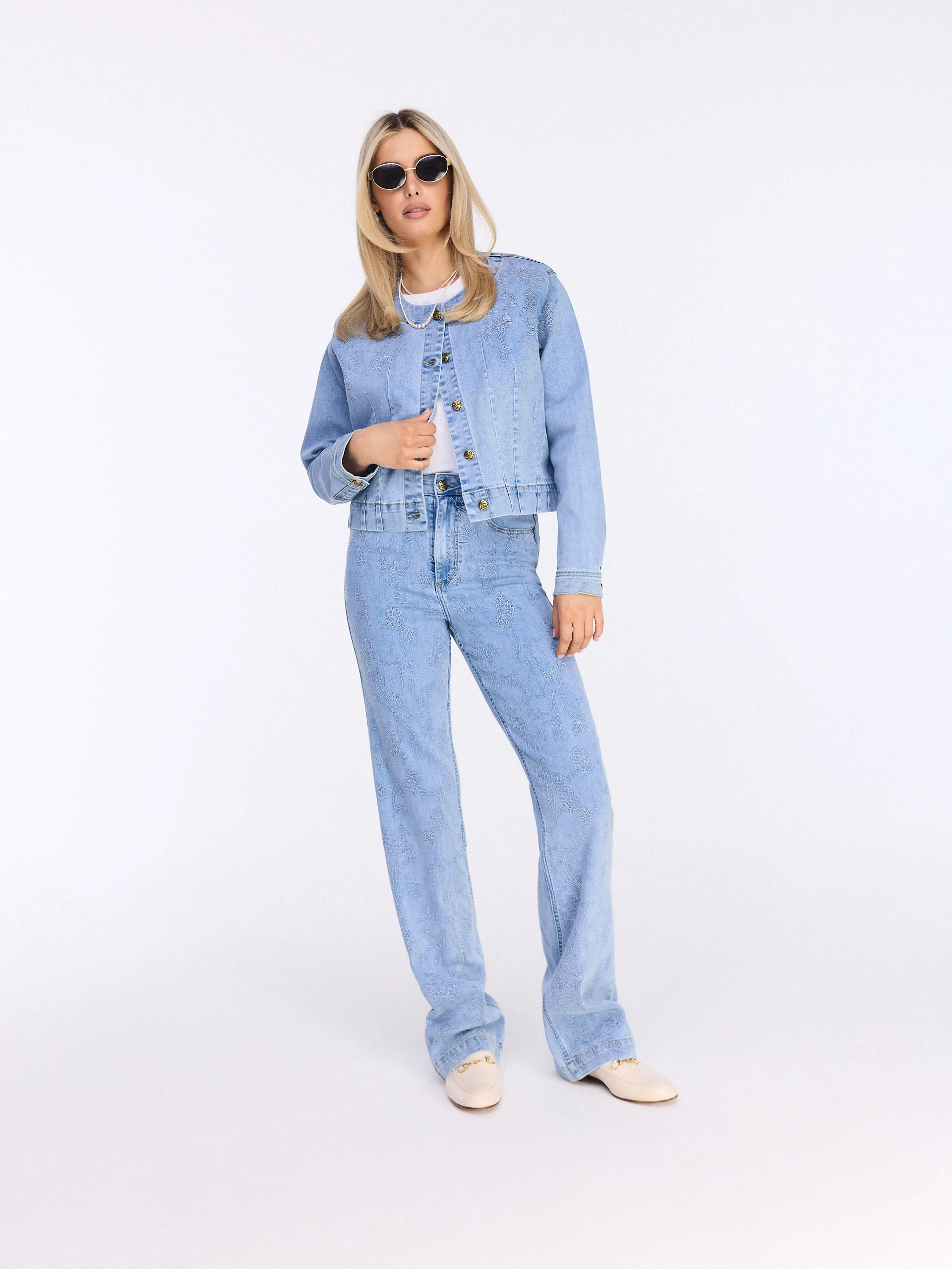 Embroidered bright high-waisted jeans