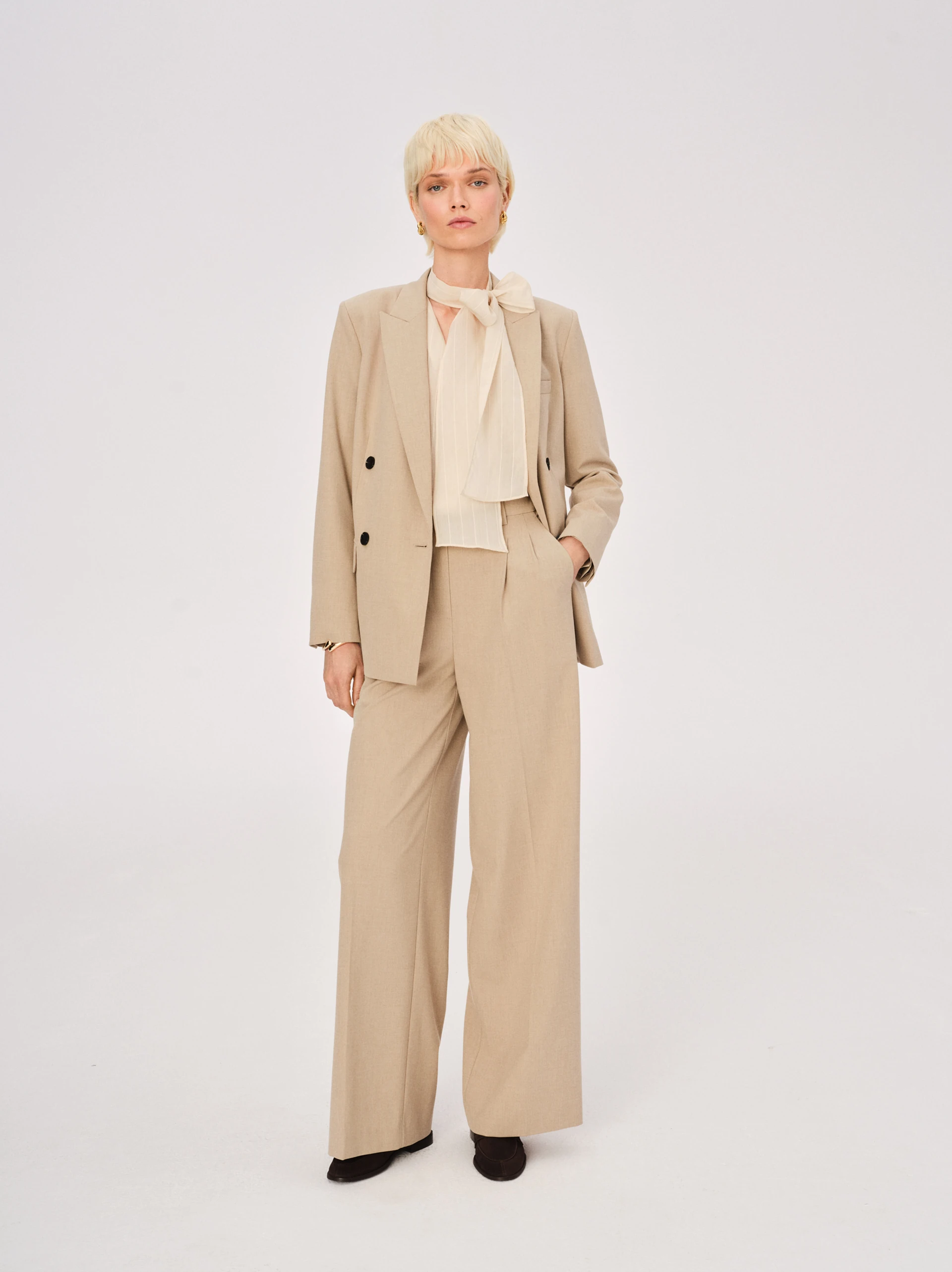 Elegant beige trousers with viscose and wool