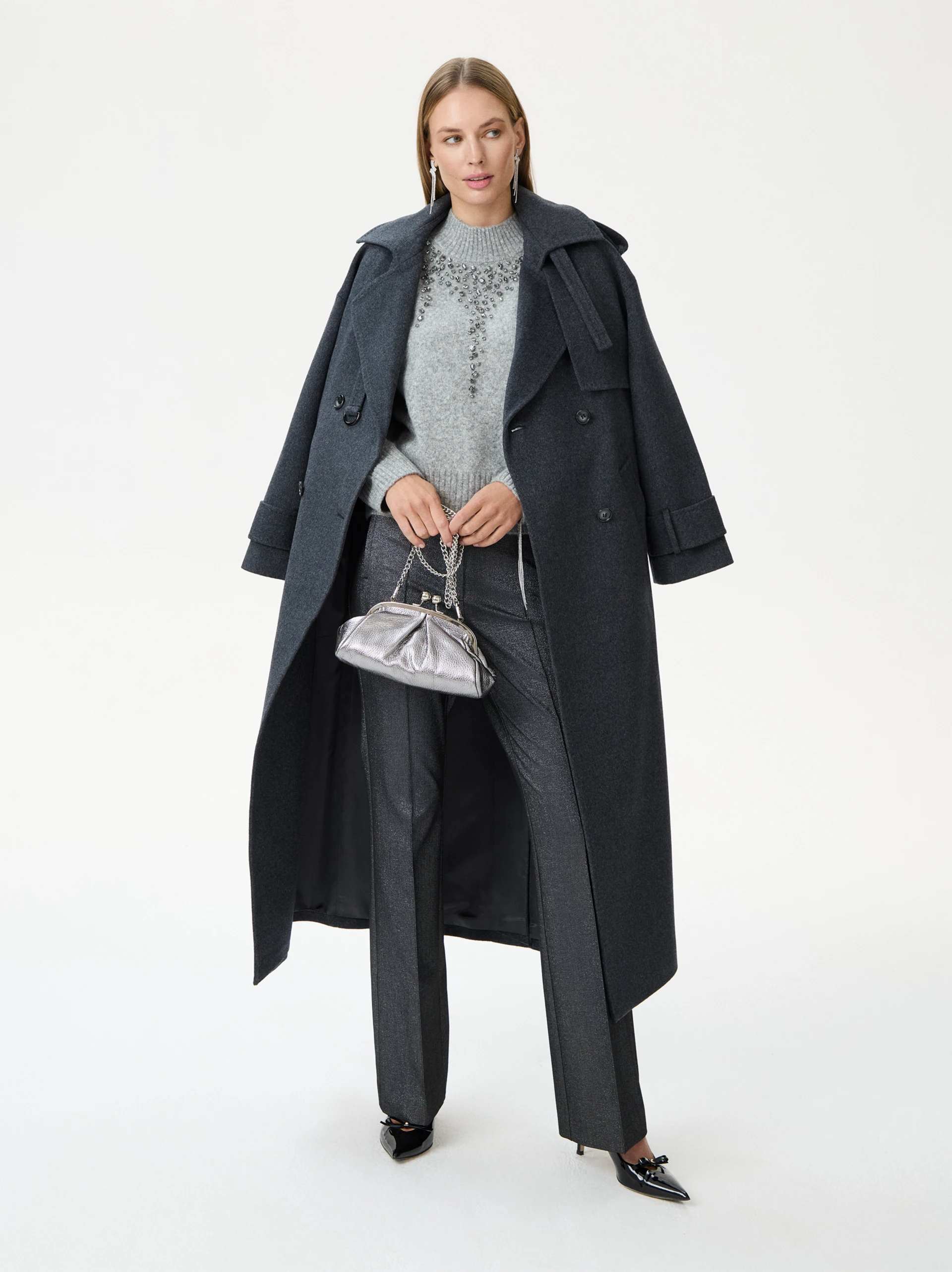High-waisted gray pants with metallic thread