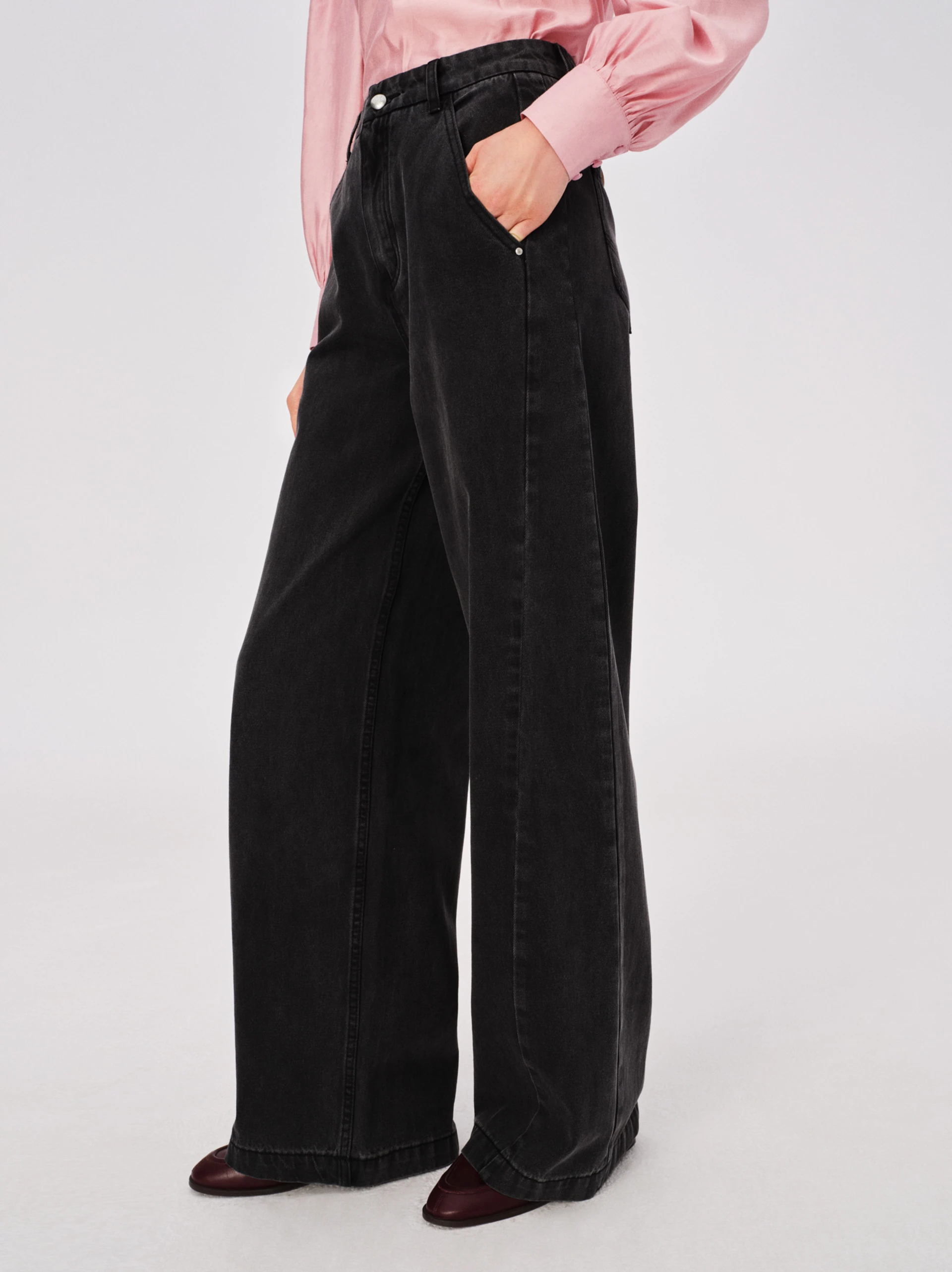 Czarne spodnie jeansowe typu wide leg