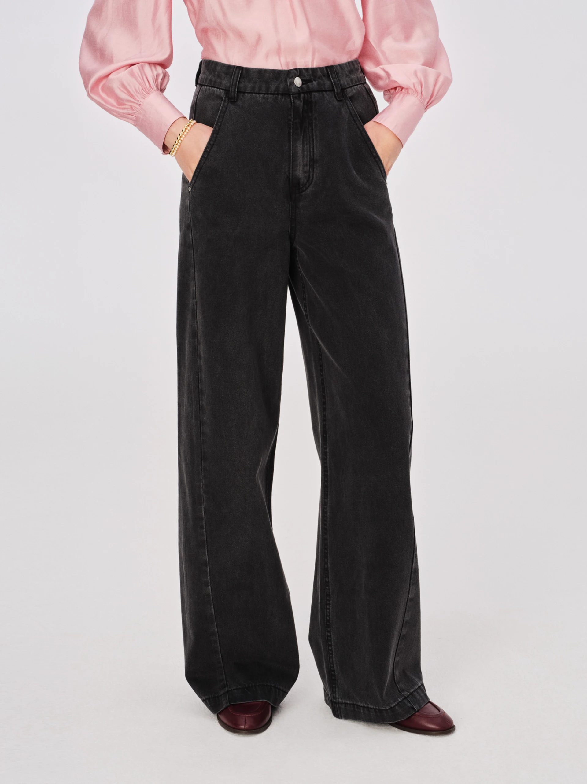 Czarne spodnie jeansowe typu wide leg