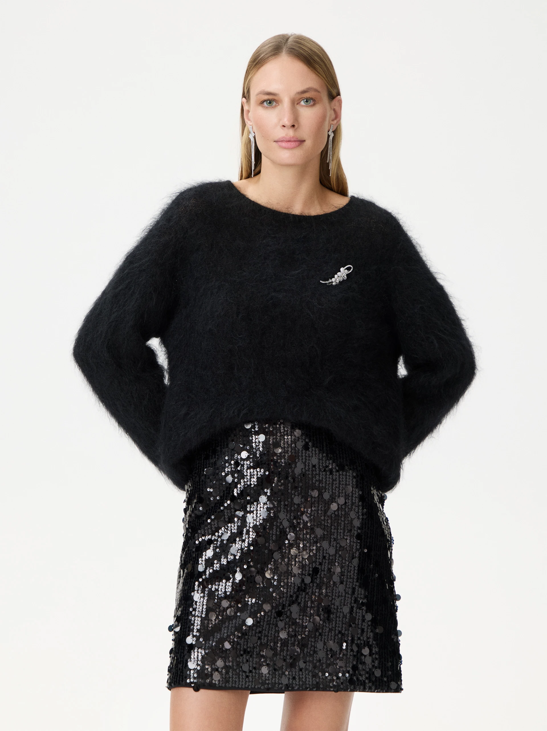 Short black skirt with sequins