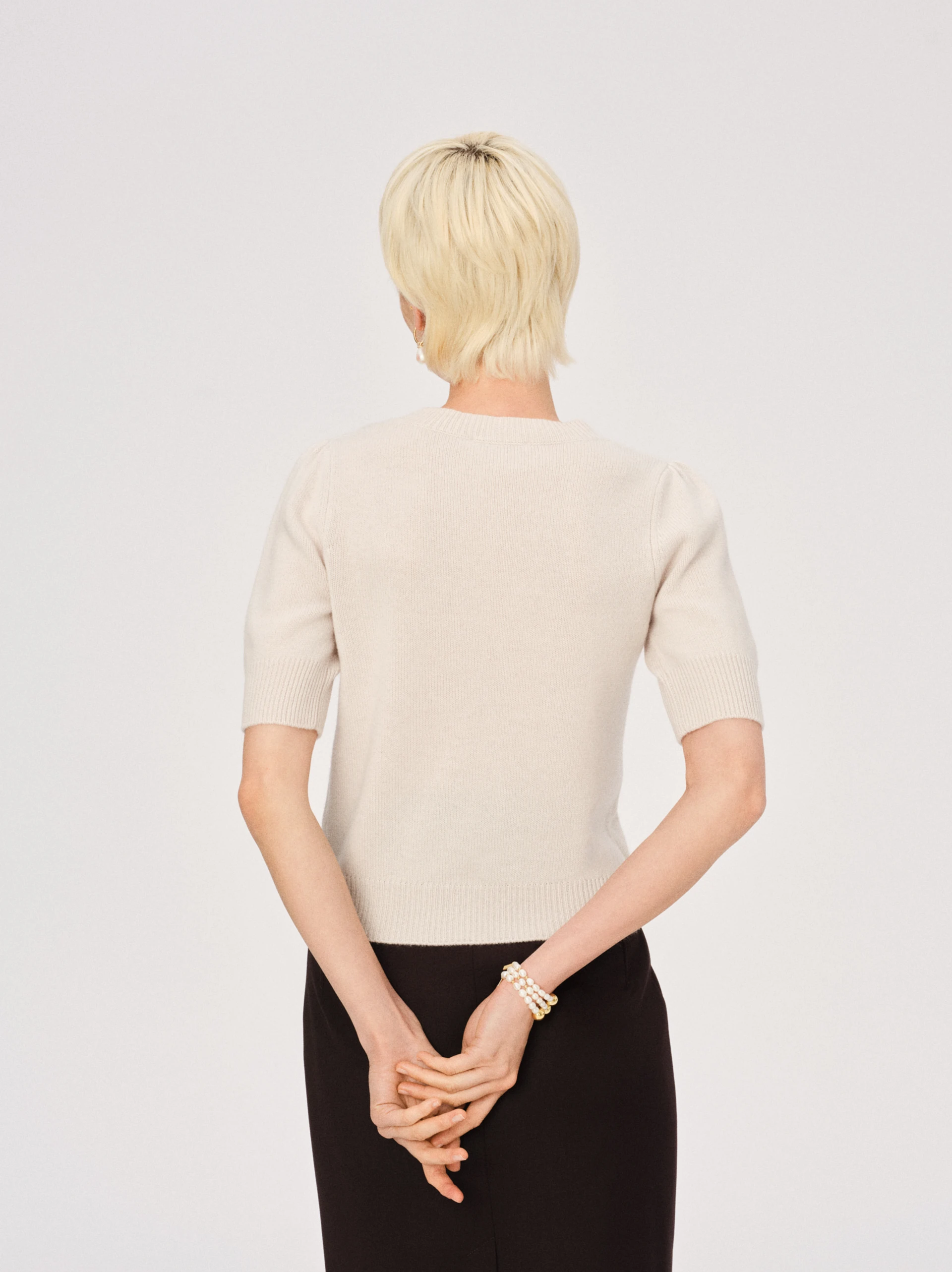 Creamy short-sleeved sweater made of wool with cashmere
