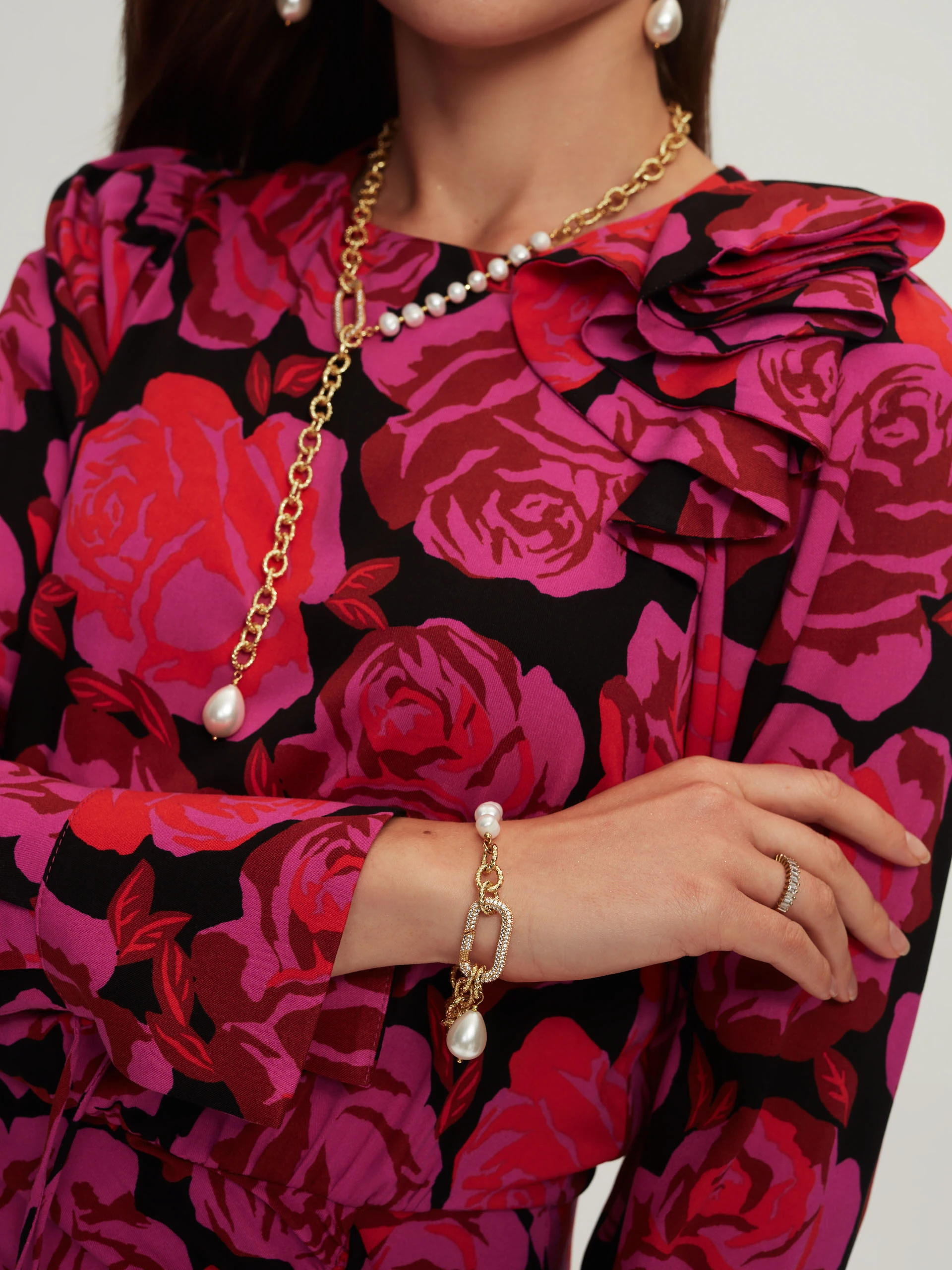Short viscose dress with roses