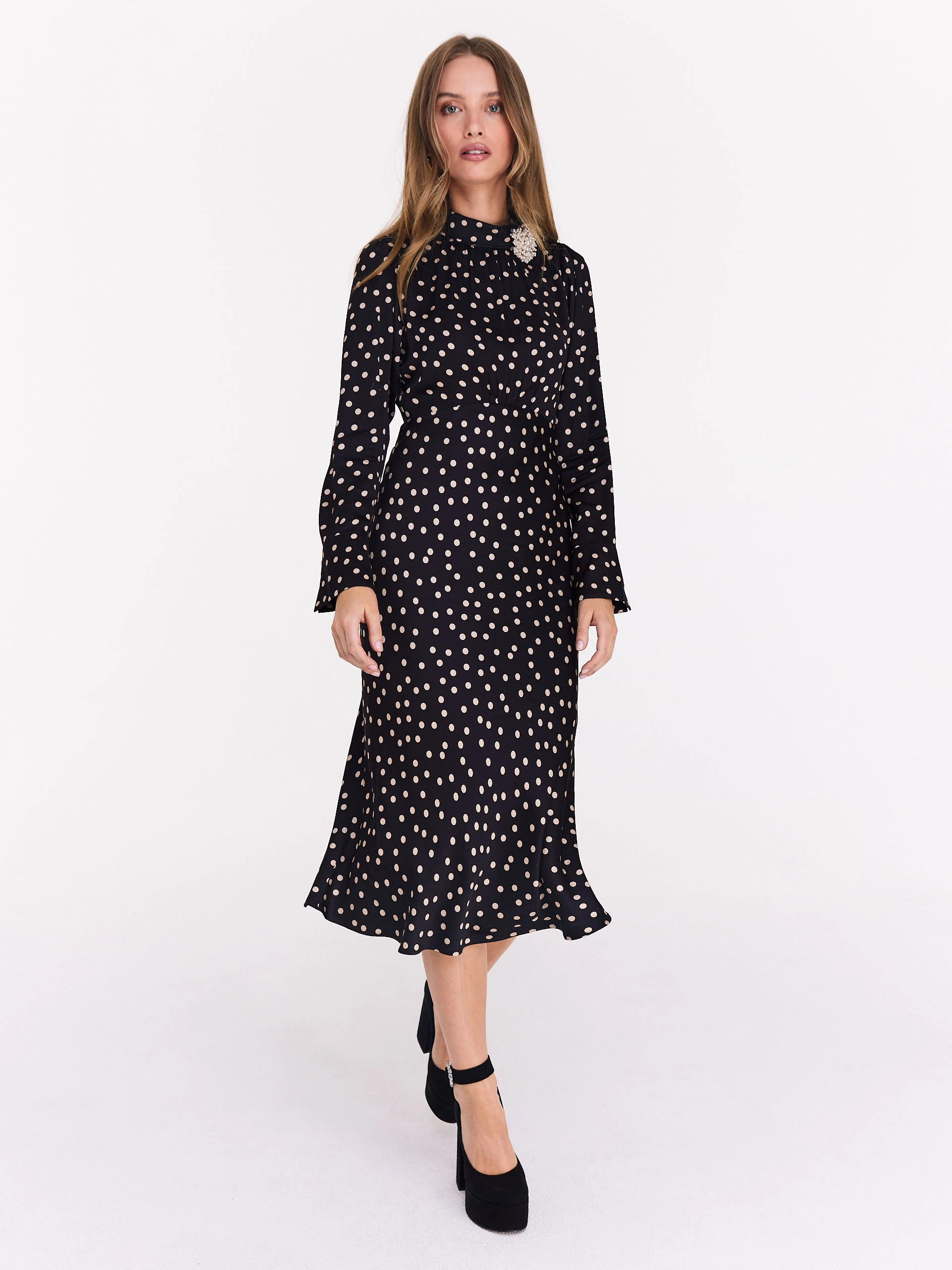 Elegant midi dress in peas with pearl brooch