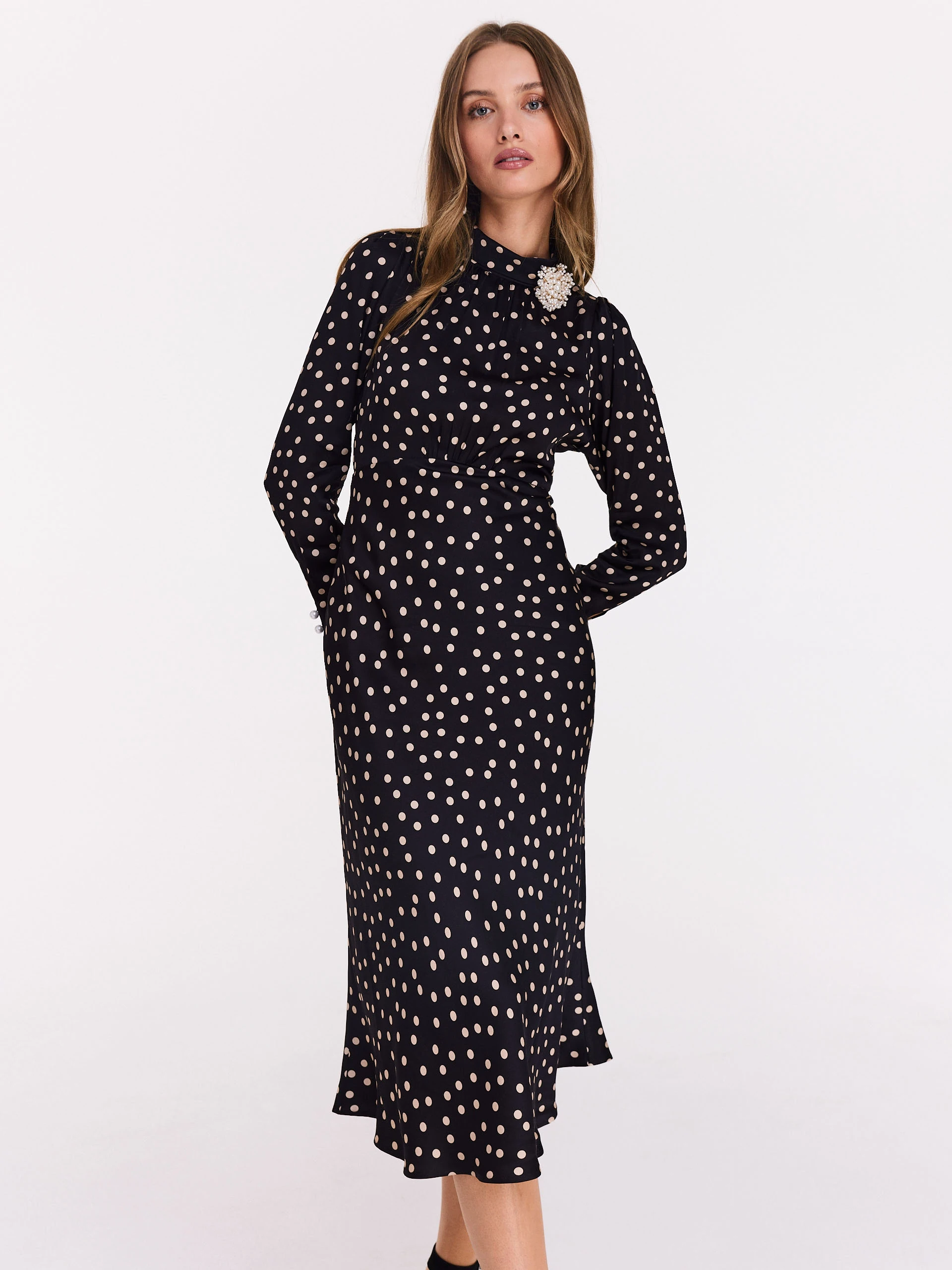 Elegant midi dress in peas with pearl brooch