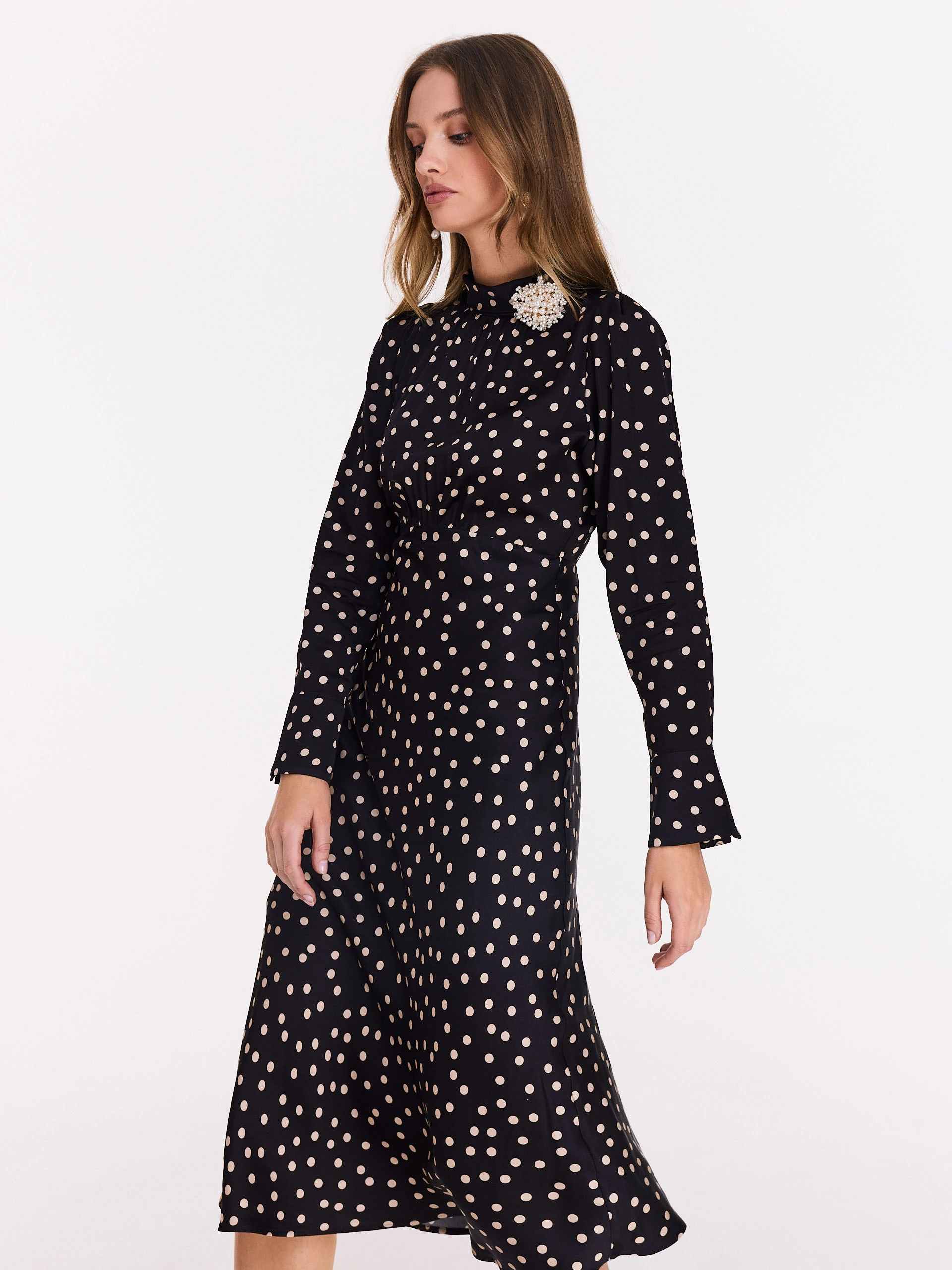 Elegant midi dress in peas with pearl brooch