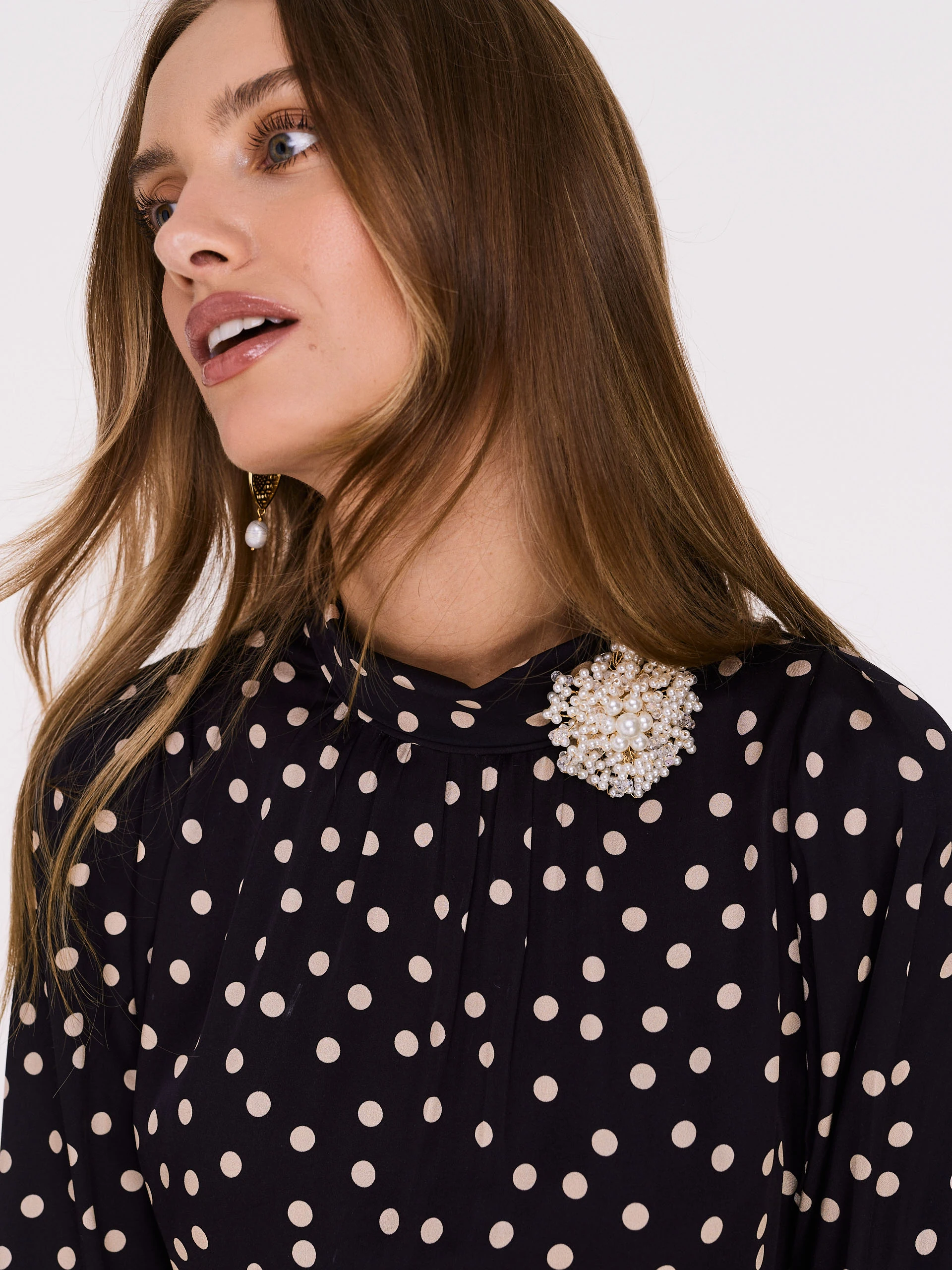 Elegant midi dress in peas with pearl brooch