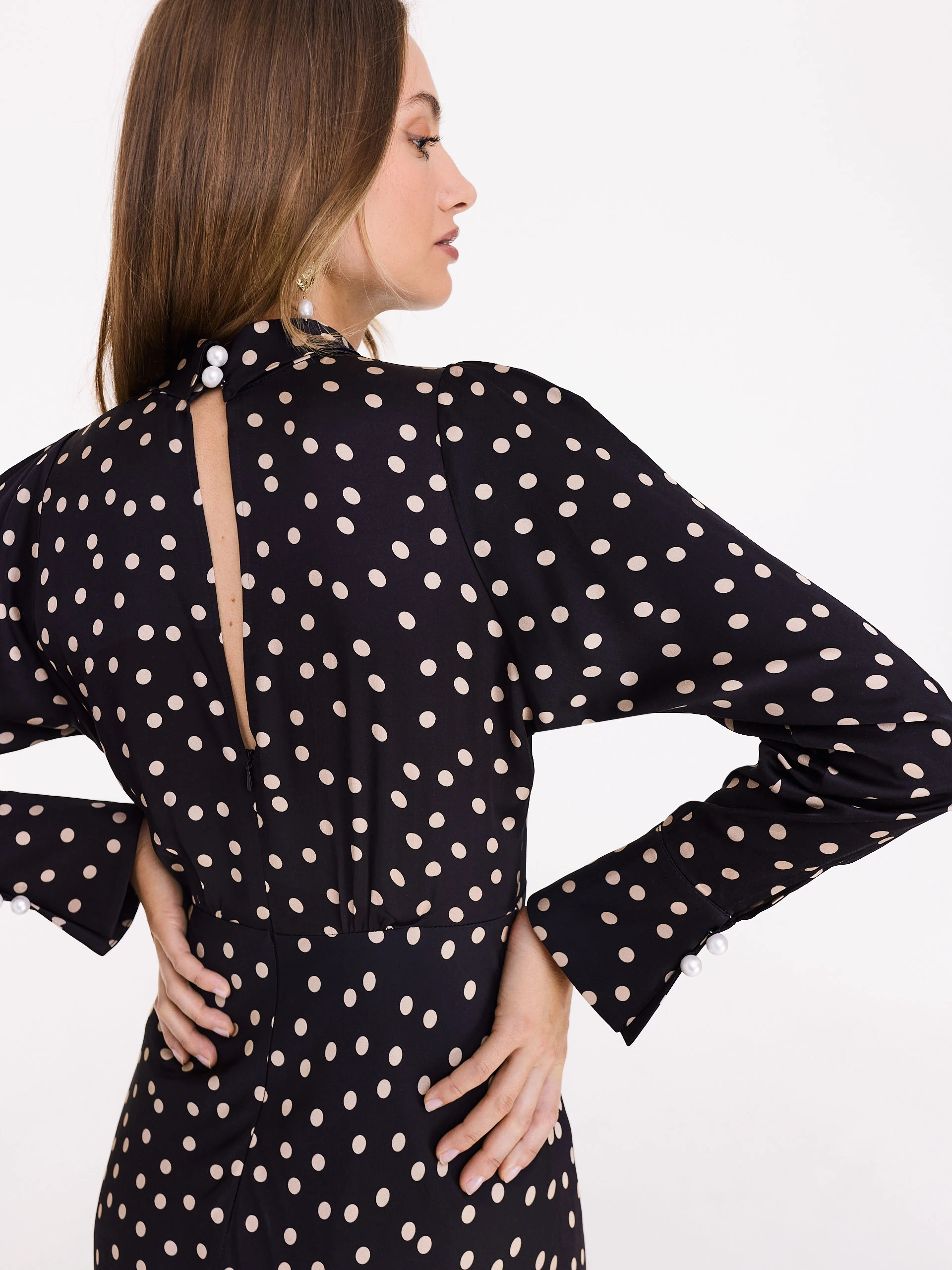 Elegant midi dress in peas with pearl brooch