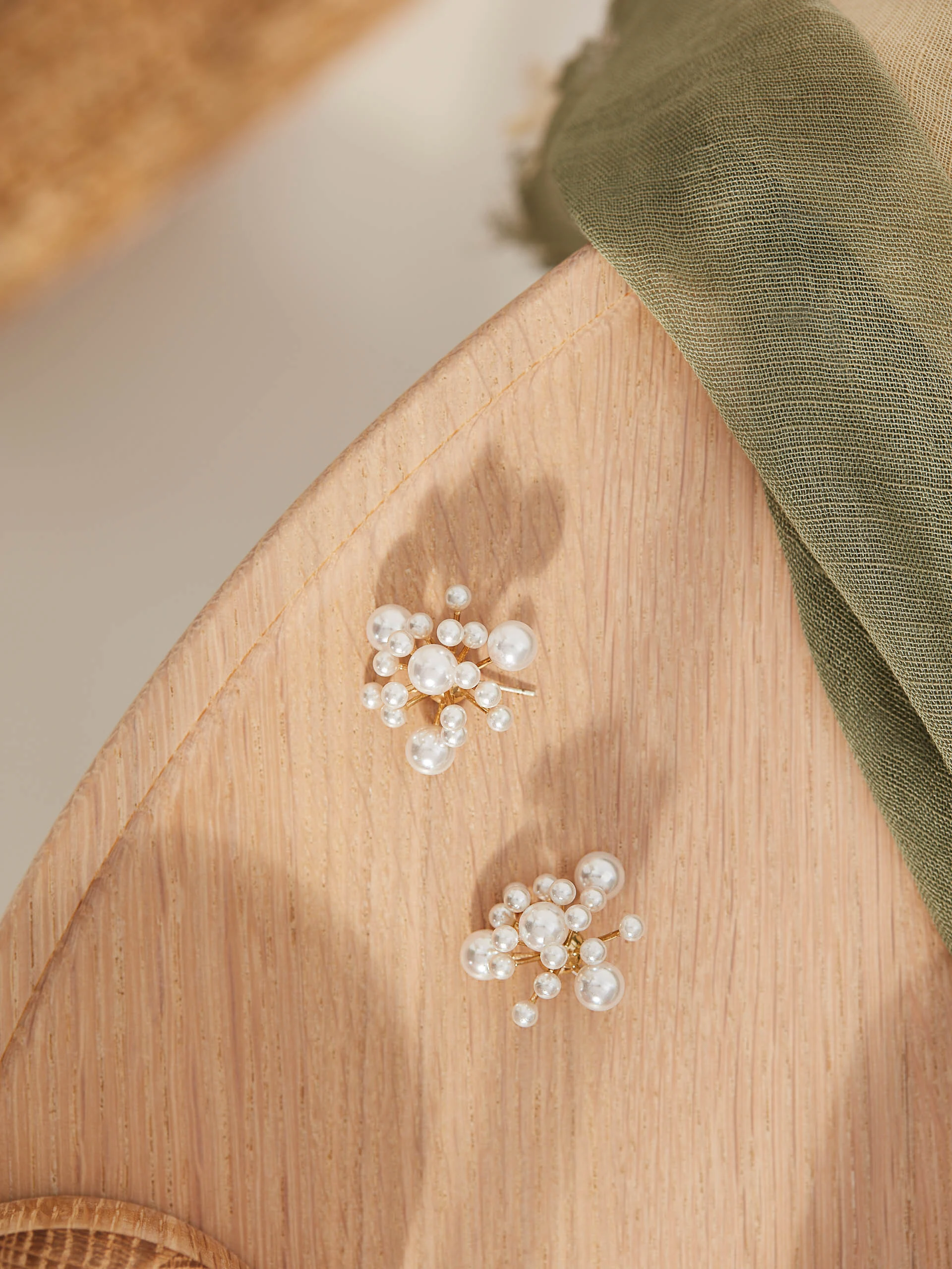 GOLD-PLATED EARRINGS WITH PEARLS