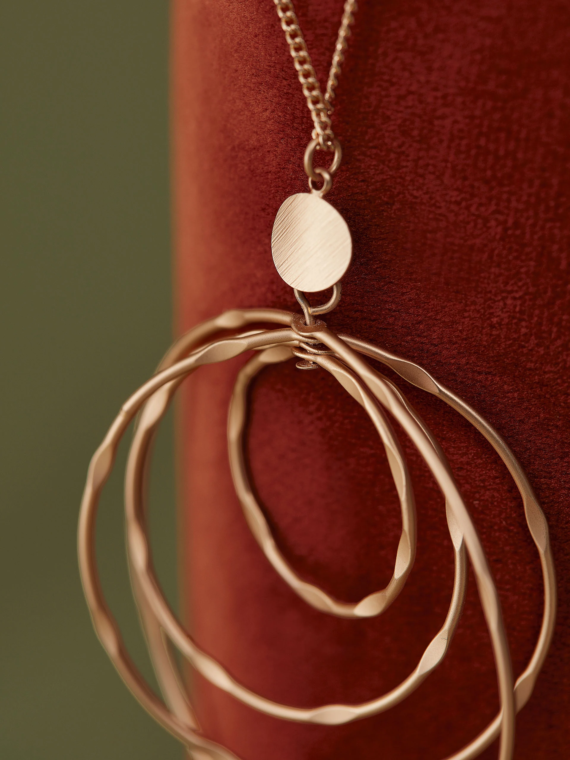 GOLD PLATED NECKLACE WITH A CIRCLE