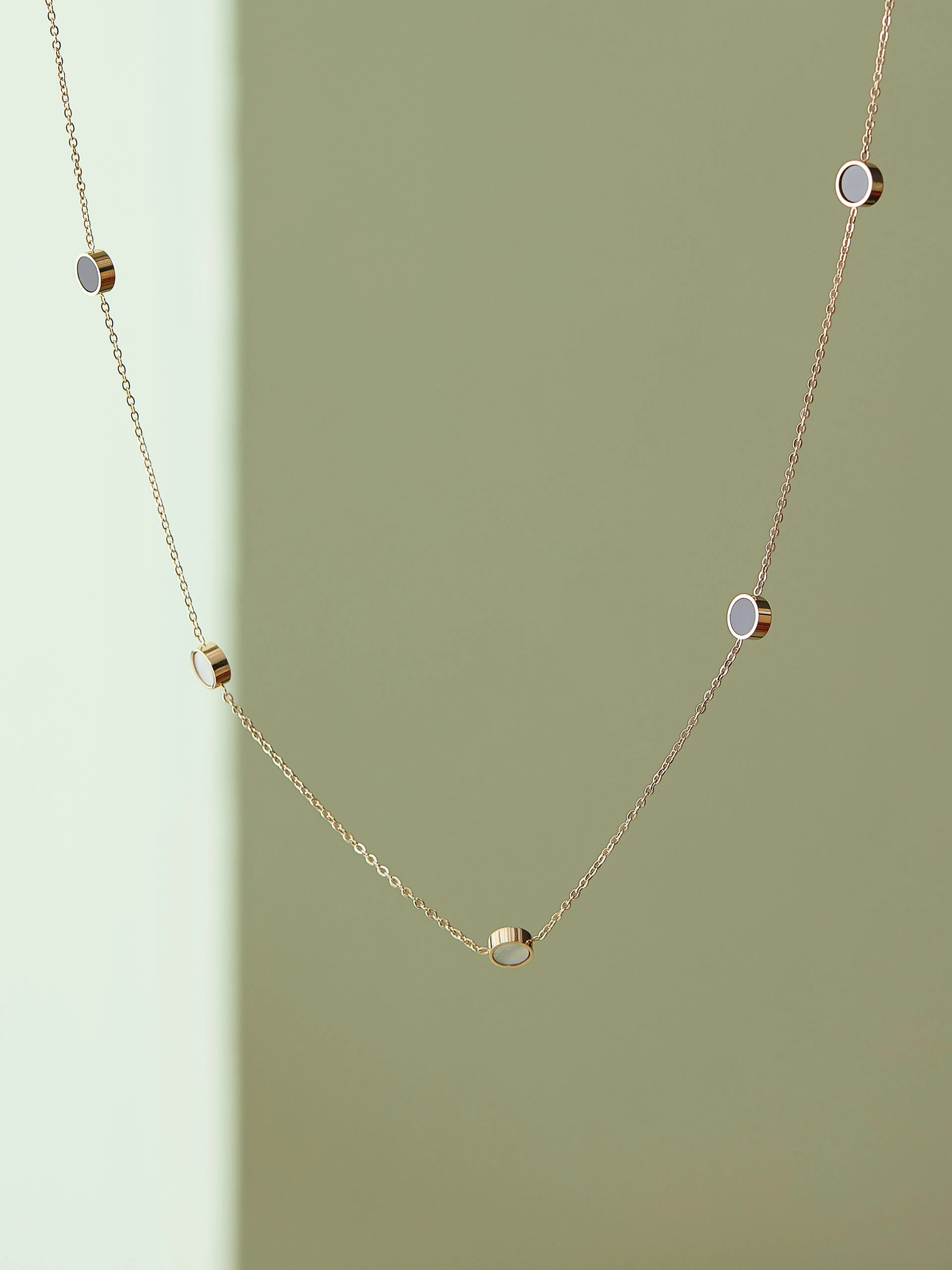 DELICATE NECKLACE