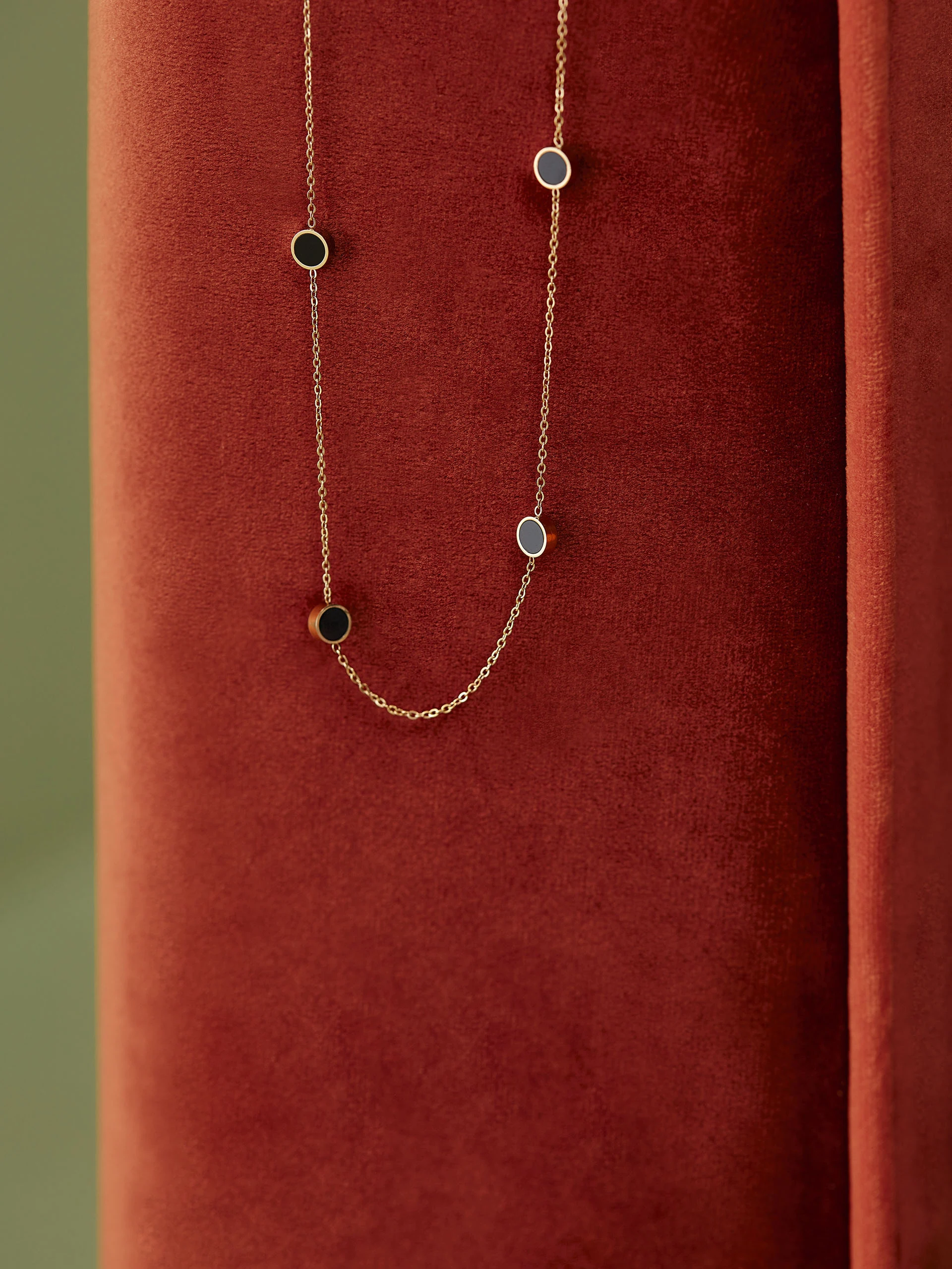 DELICATE NECKLACE