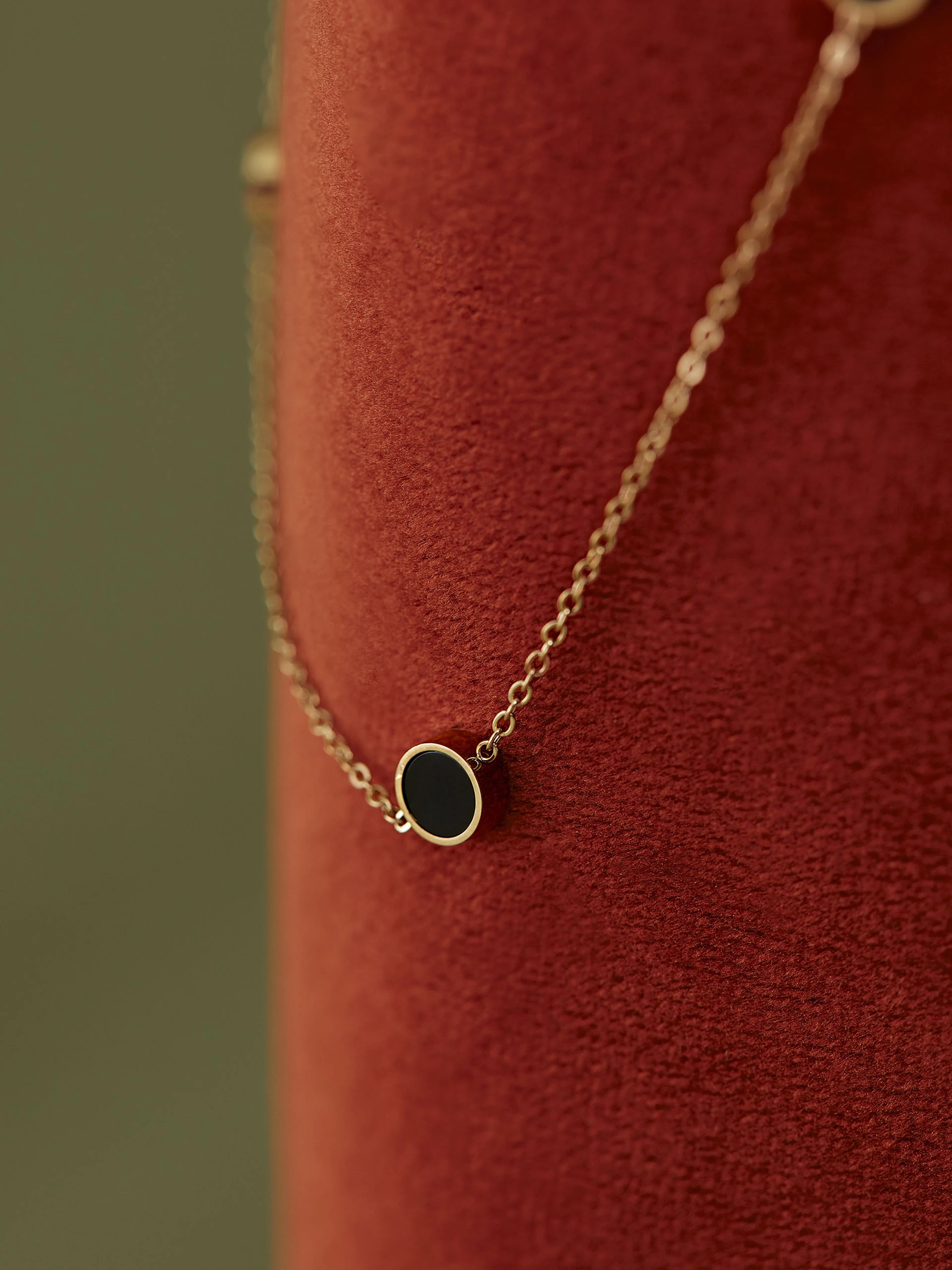 DELICATE NECKLACE