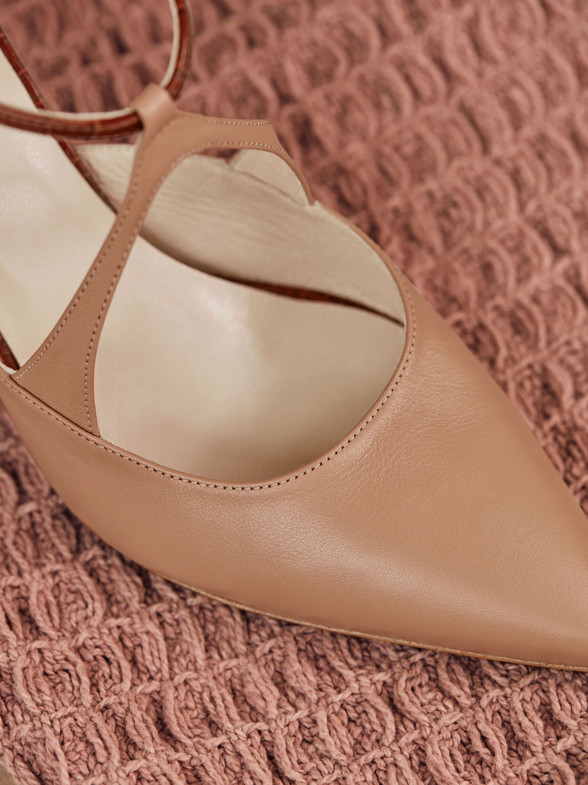 LEATHER PUMPS IN SHADES OF BEIGE AND BROWN
