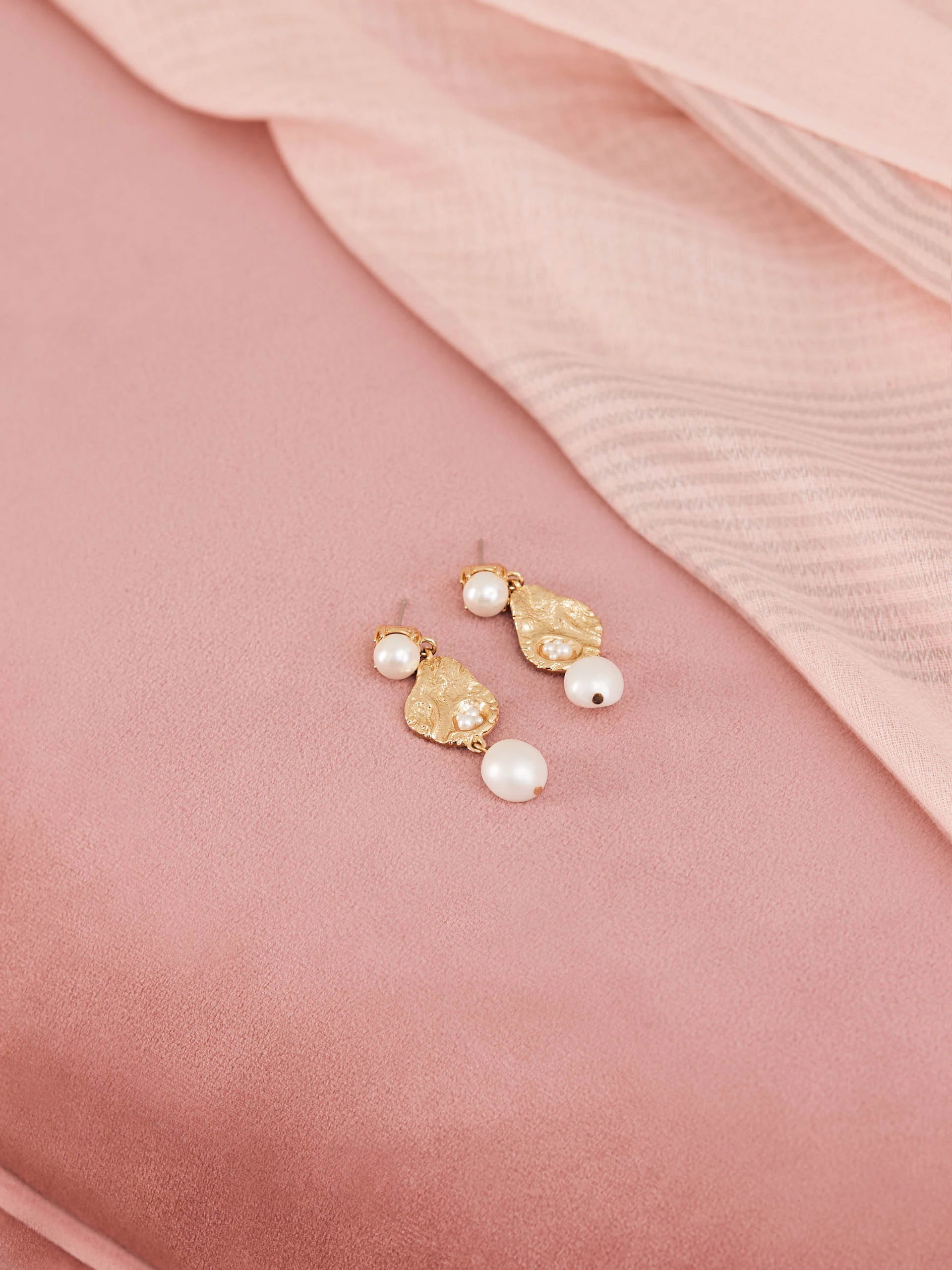 GOLD PLATED EARRINGS WITH PEARLS