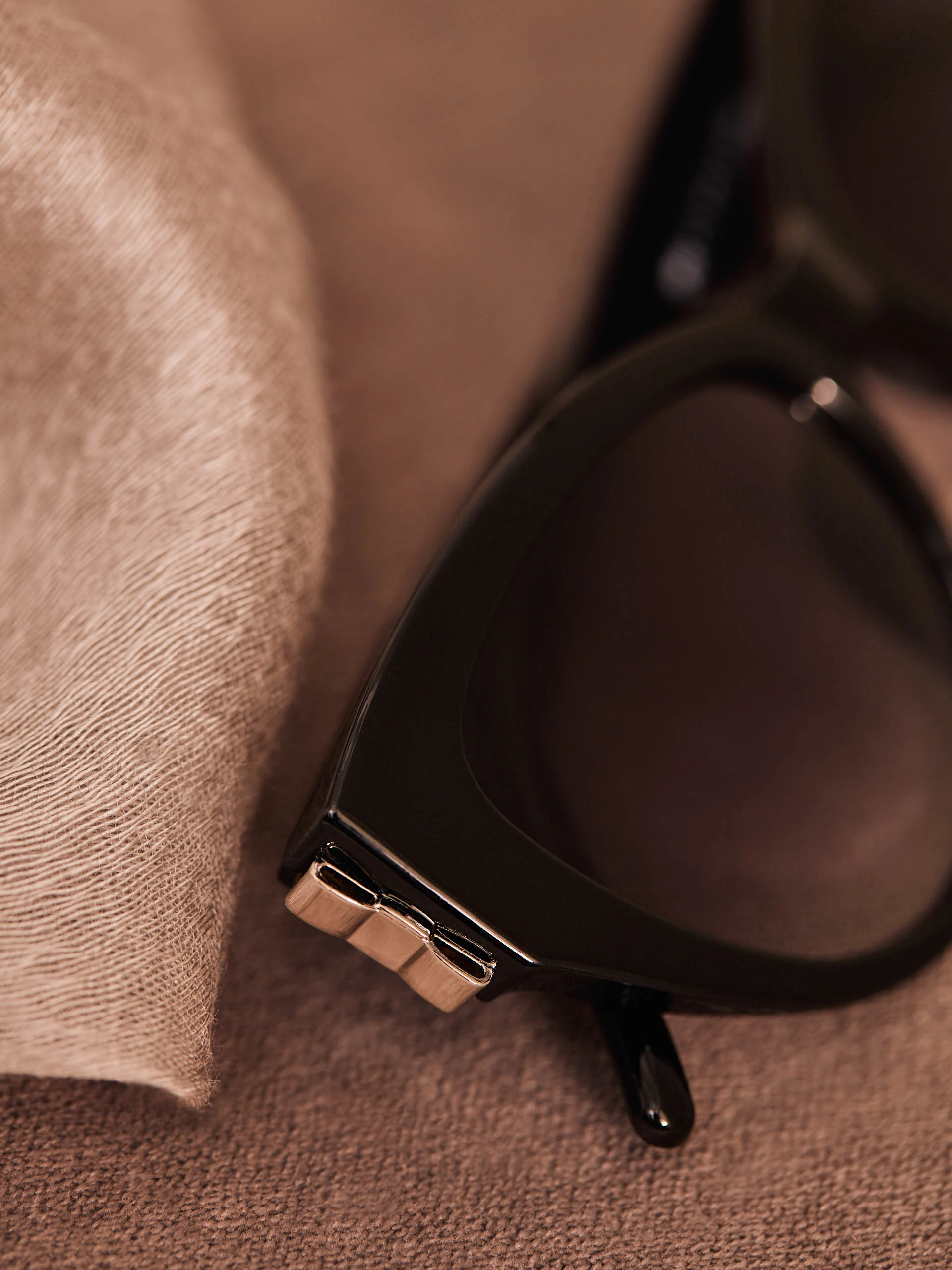BLACK SUNGLASSES