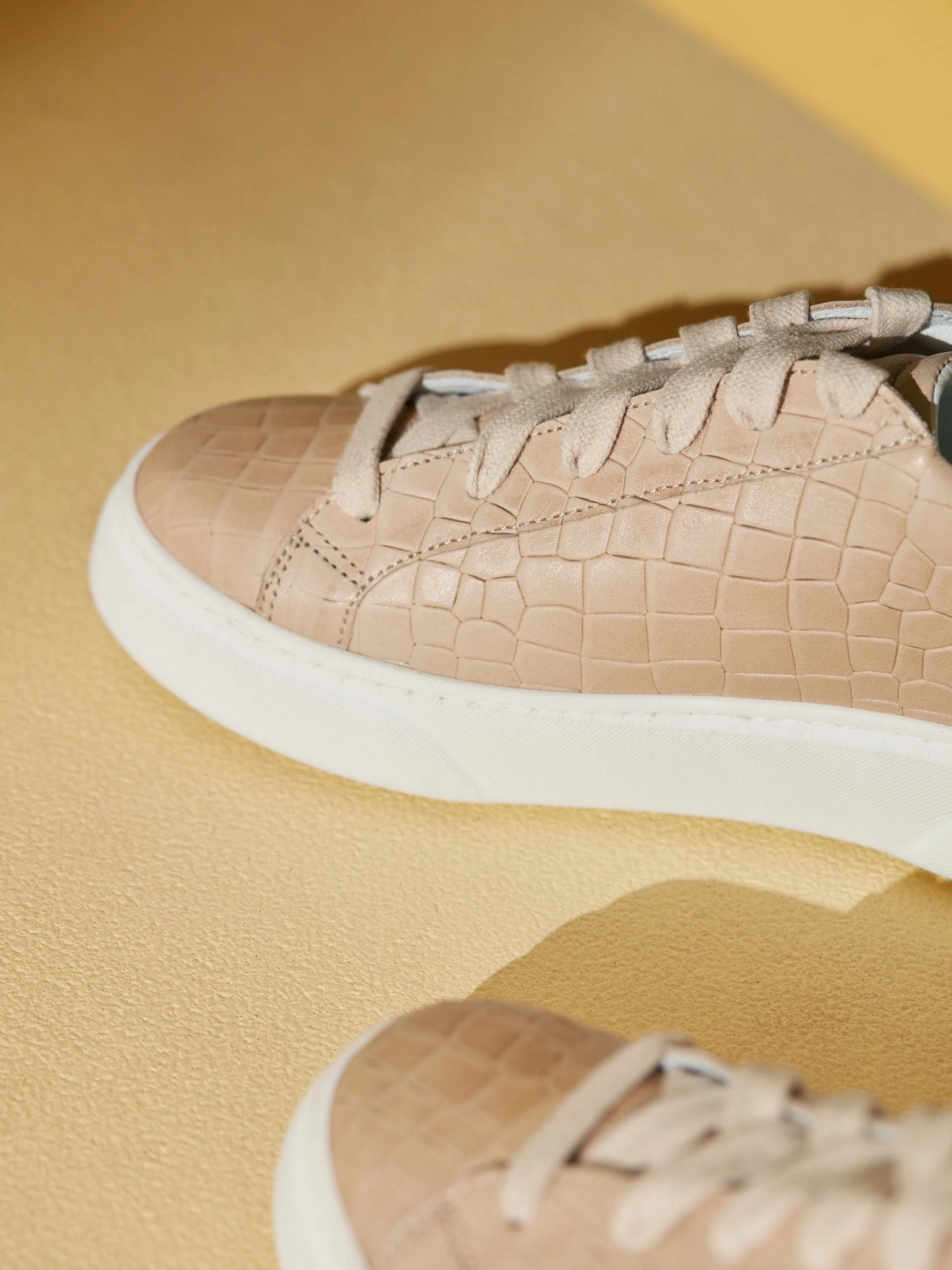 BEŻOWE SNEAKERSY