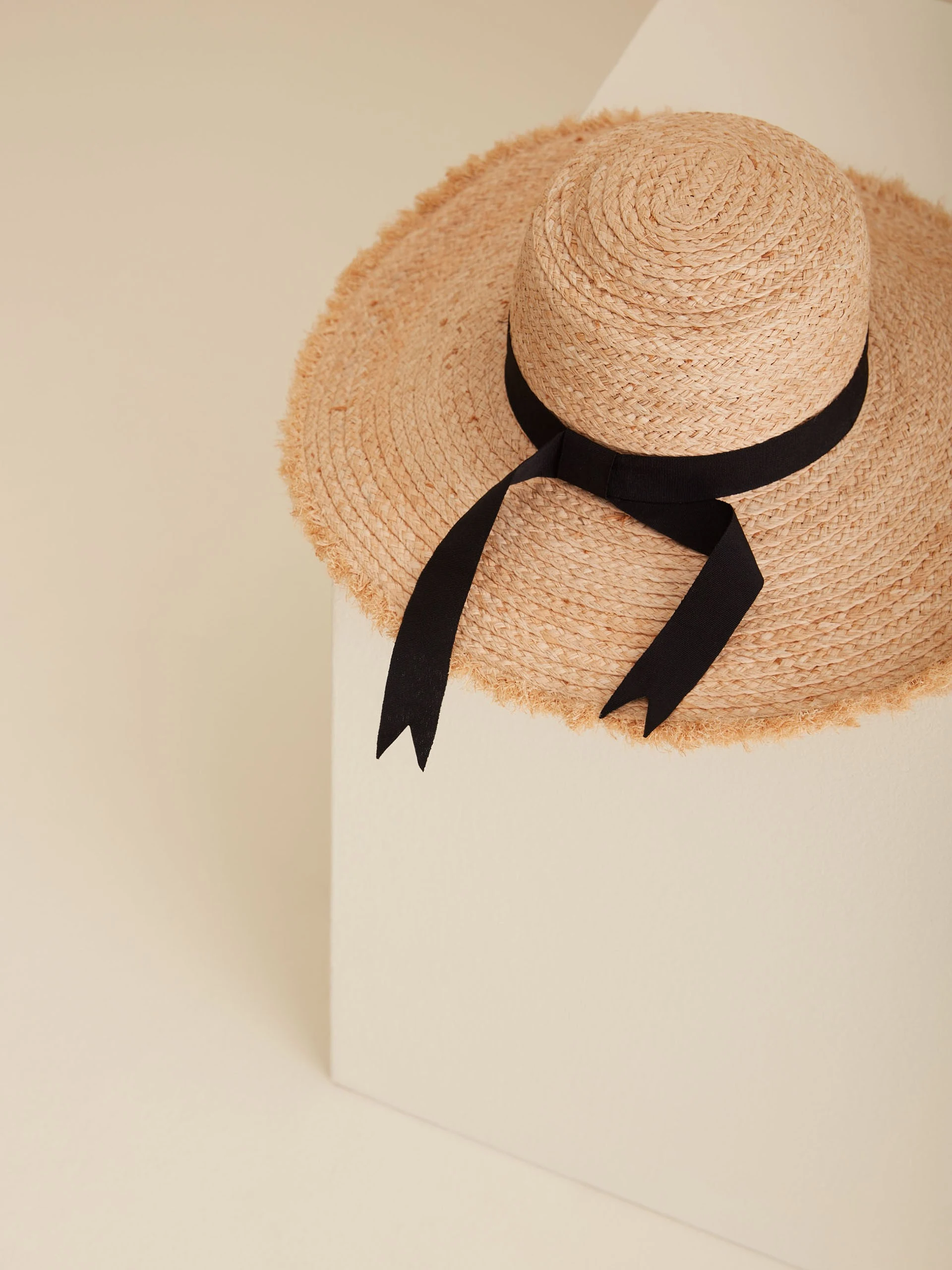 STRAW HAT WITH BLACK SASH