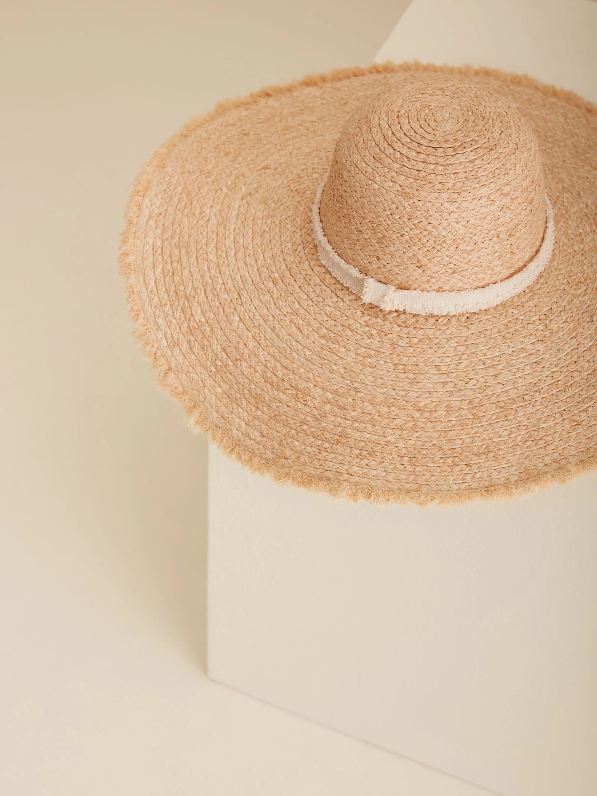 STRAW HAT WITH WHITE SASH
