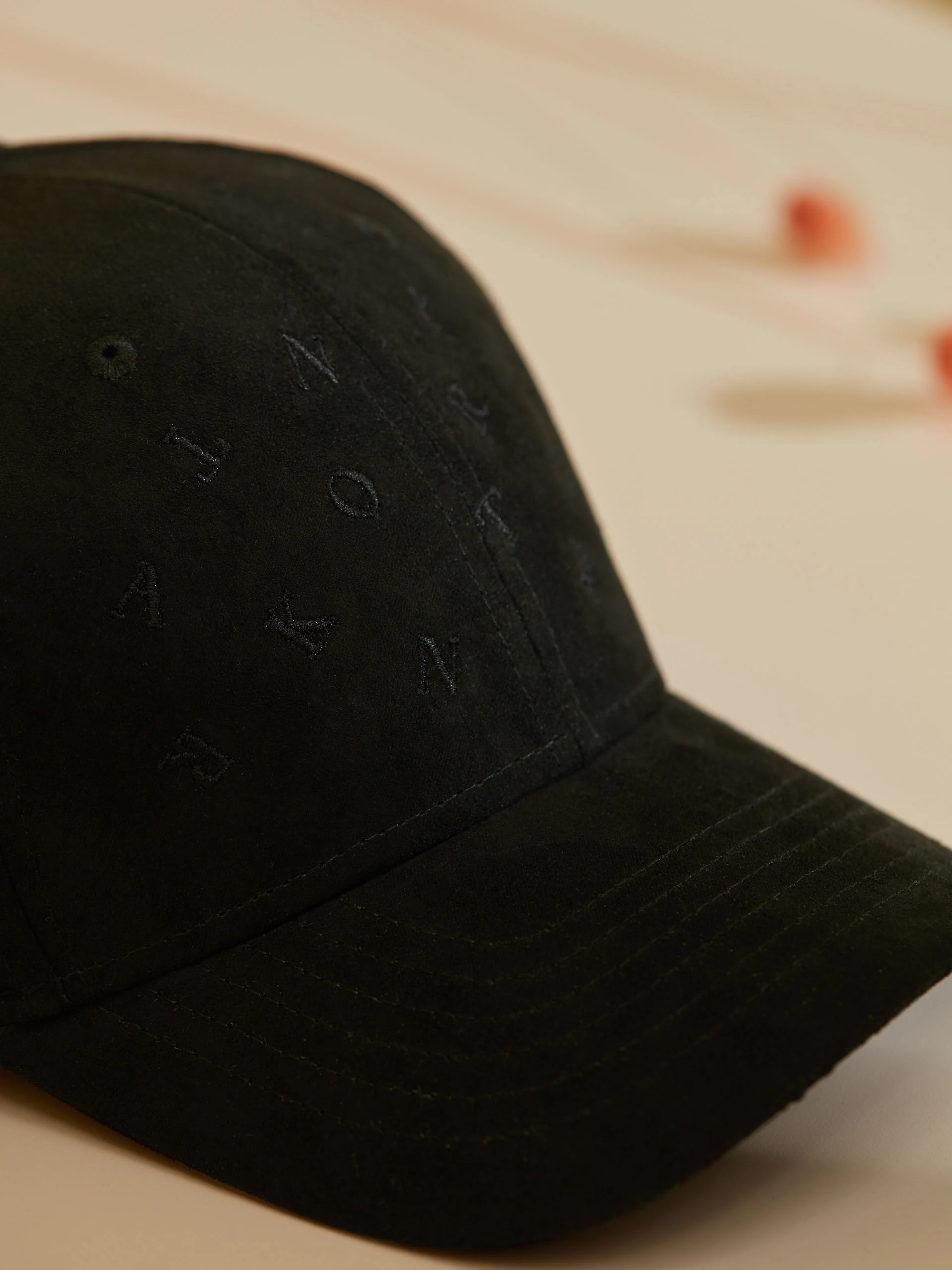 BLACK BASEBALL CAP