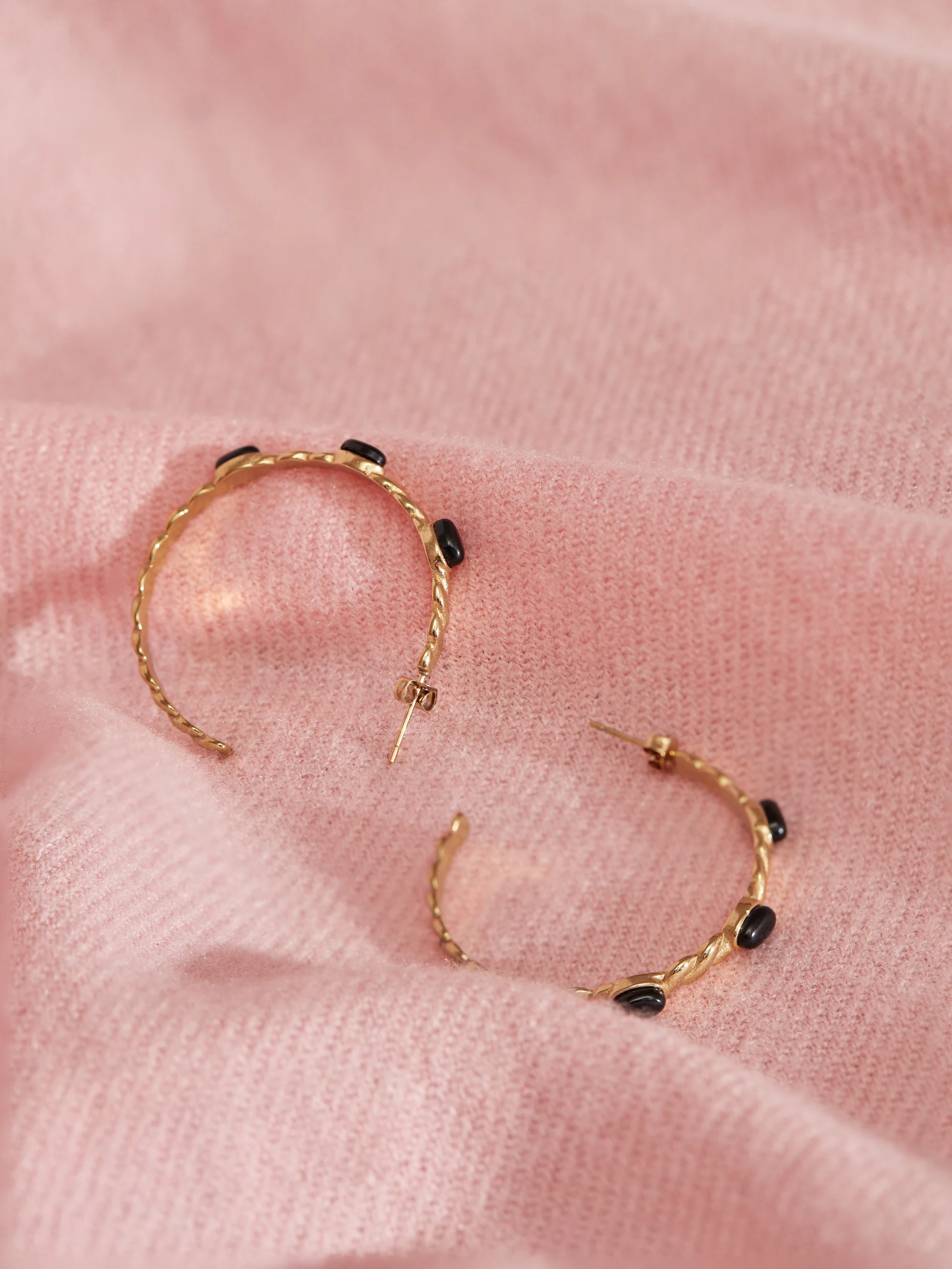 CIRCLE EARRINGS WITH BLACK STONES