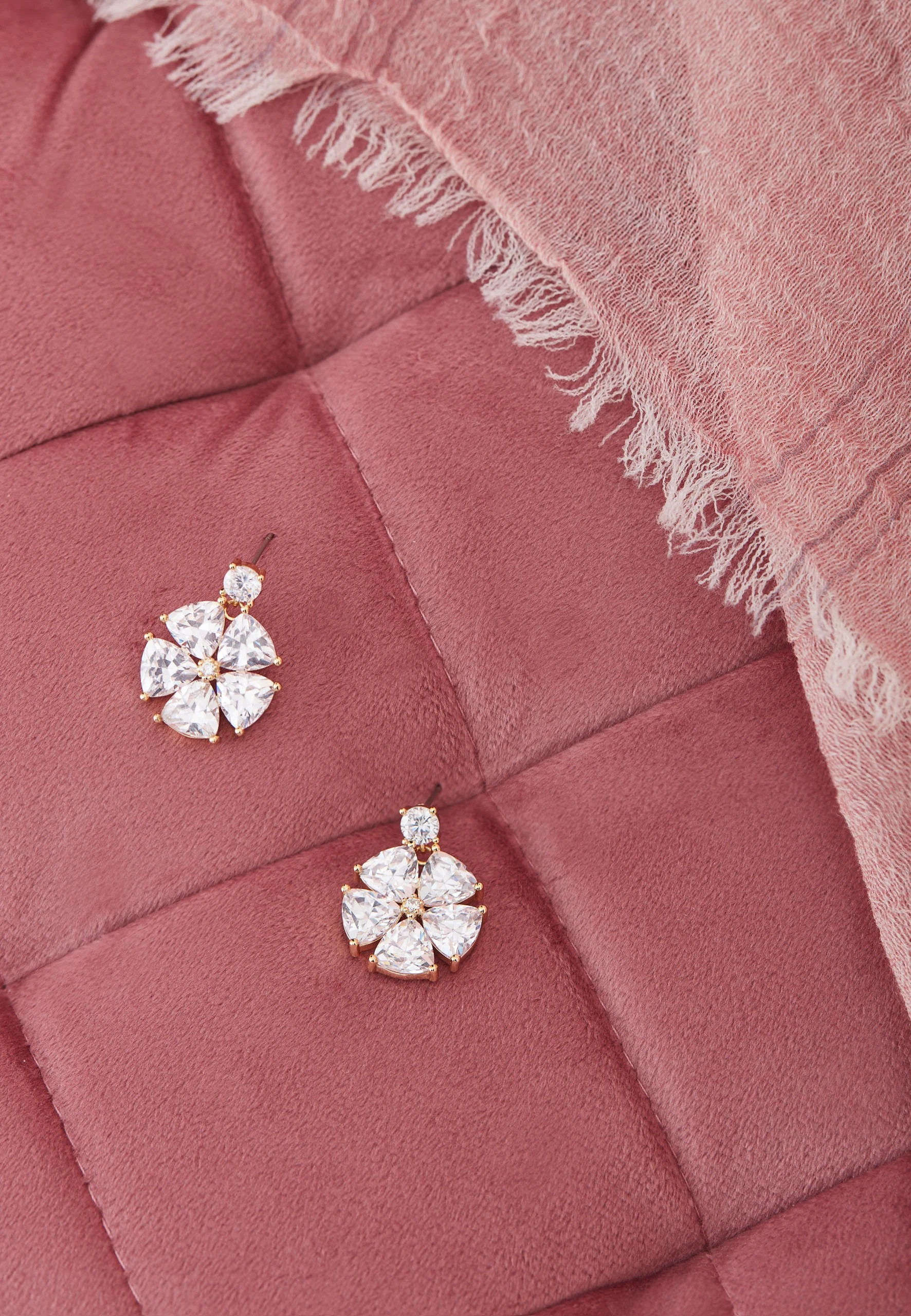 DELICATE EARRINGS WITH CRYSTALS