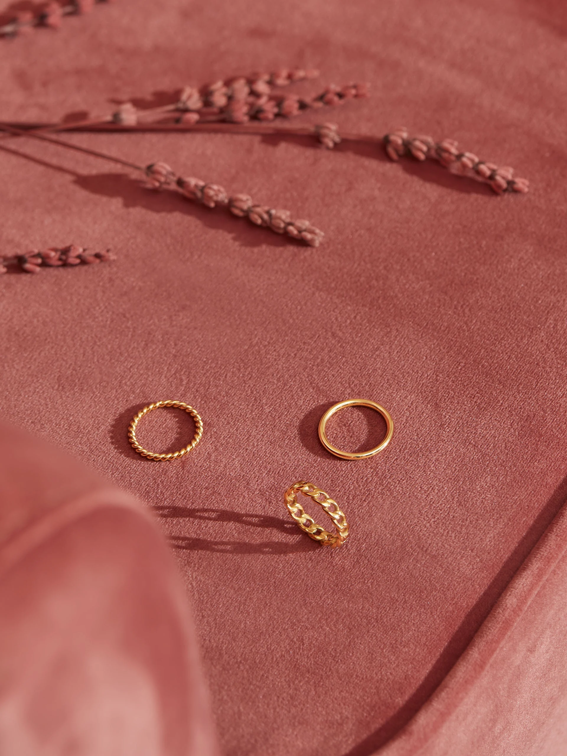 SET OF DELICATE RINGS