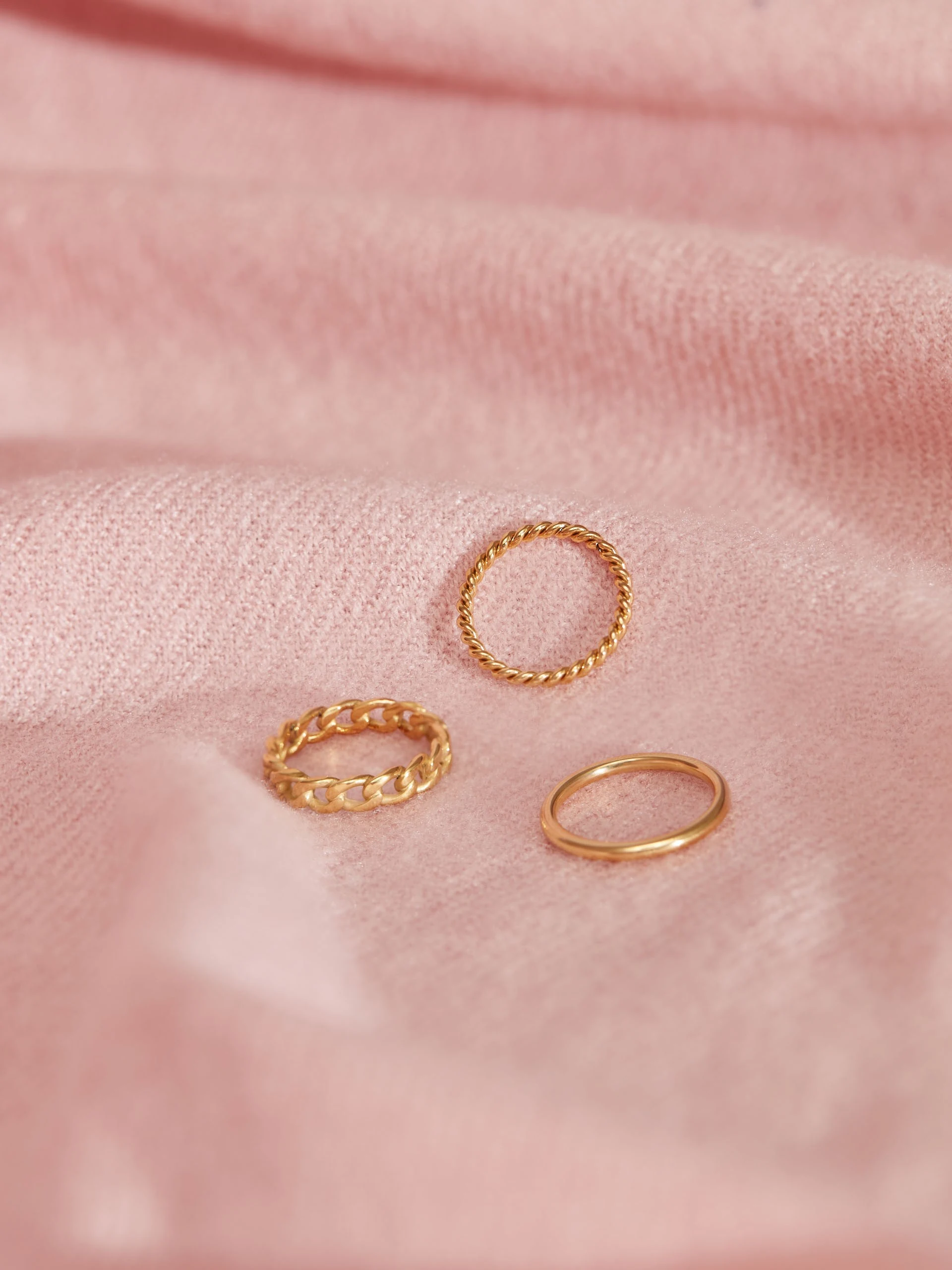 SET OF DELICATE RINGS